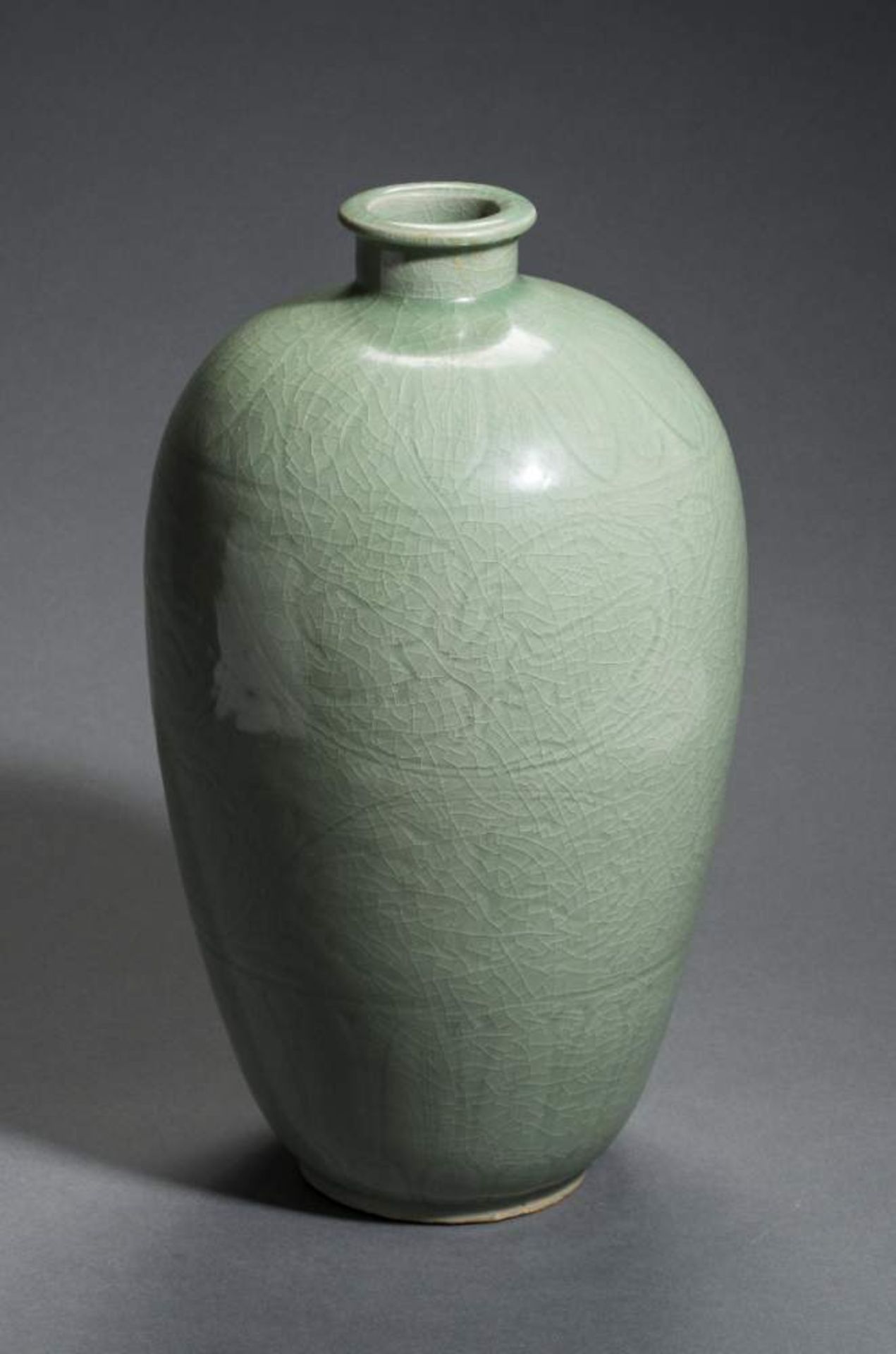 VASE MIT SELADONGLASURSteinzeug. China, Qing-DynastieSehr ausgewogen geformte Schultervase mit - Image 2 of 4