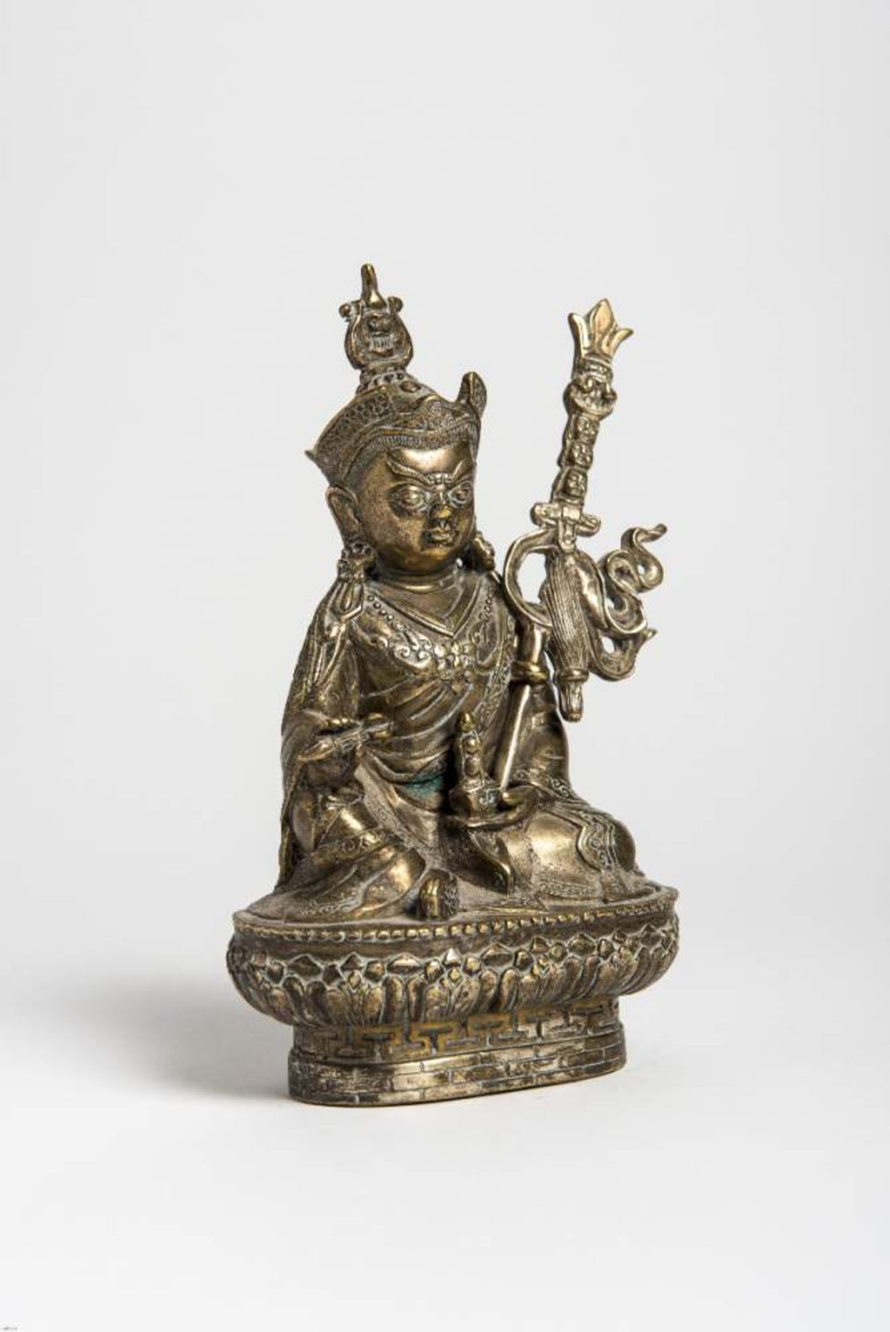DER ORDENSGRÜNDER PADMASAMBHAVABronze. Tibet, 19. Jh.Bronze eines sitzenden Padmasambhava auf - Image 3 of 5
