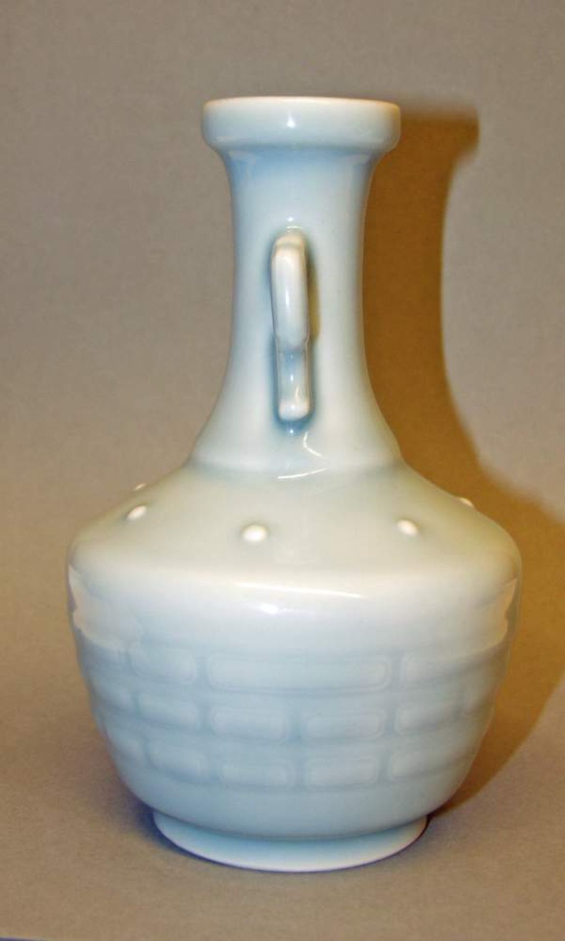 CLAIR-DE-LUNE VASE MIT DEN BAGUAPorzellan. China, Im Stil Qianlong, 18. Jh. Mit Siegelmarke - Image 8 of 9