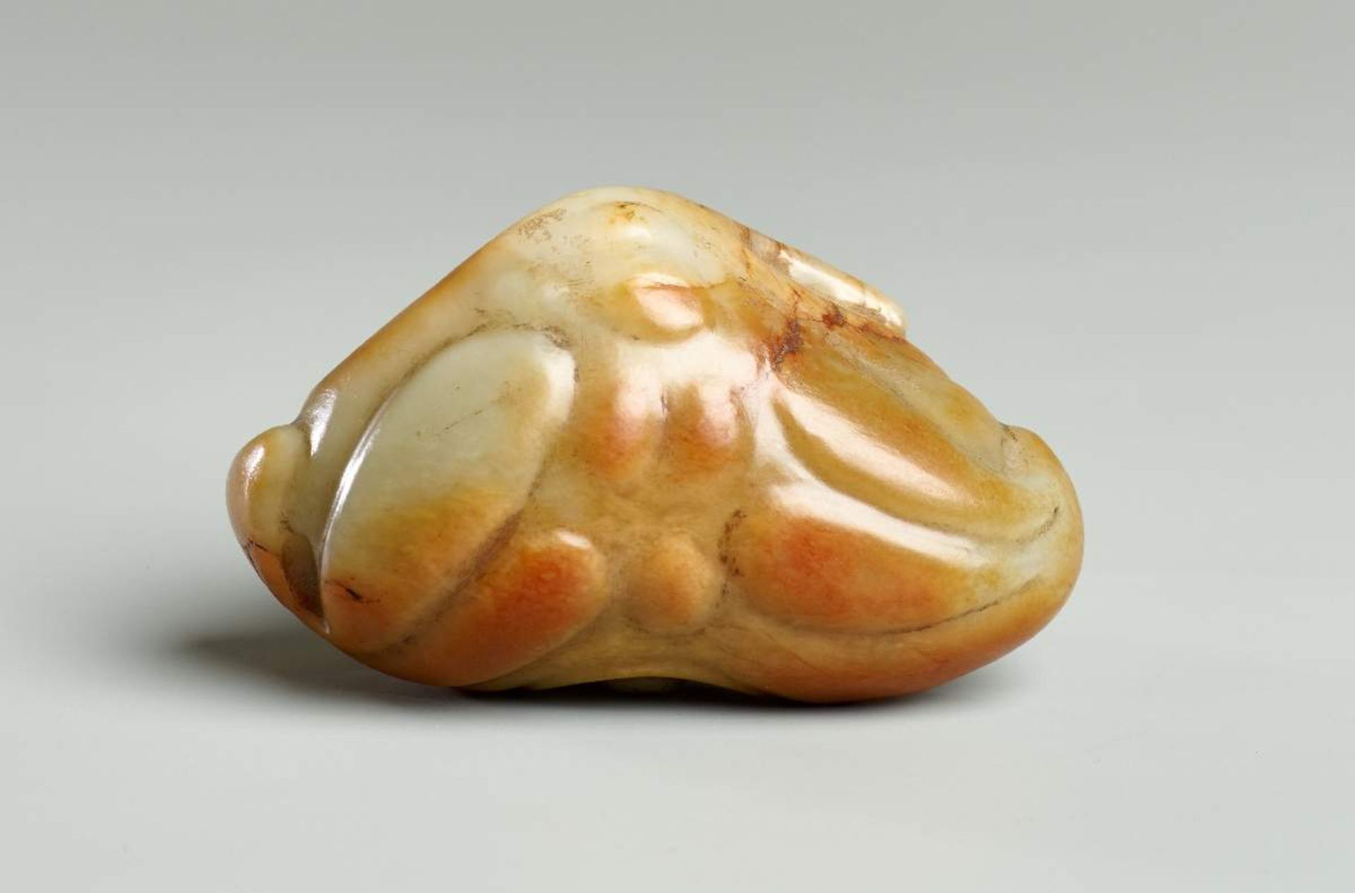 BUDDHAHANDFRUCHTJade. China, möglw. Ming-DynastieDie graugrüne Jade mit rotgelben Feldern mit - Image 4 of 6