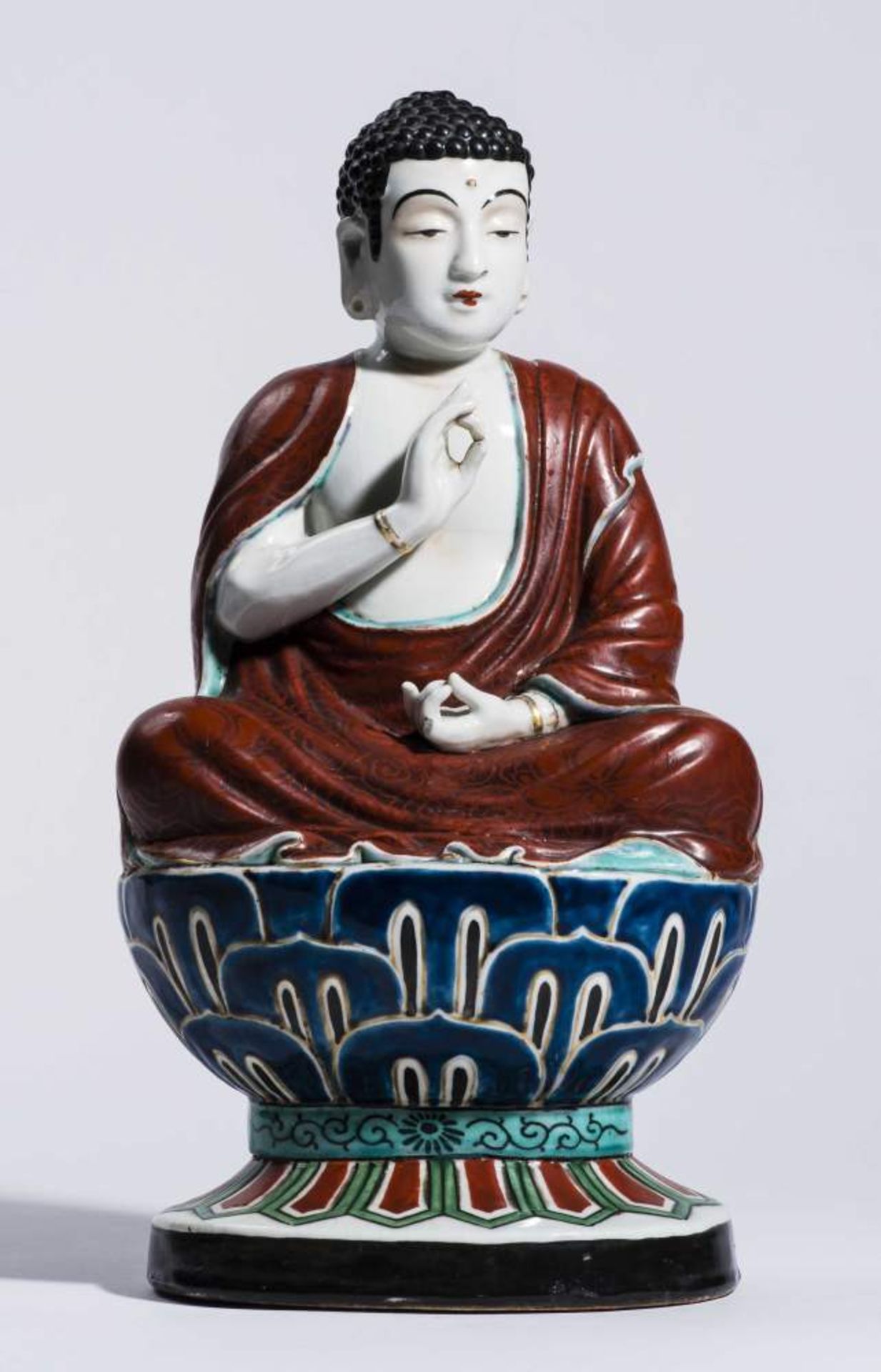 BUDDHAPorzellan mit Emailbemahlung. China, 20. Jh.Buddha sitzt auf einemhohen Lotussockel. Die