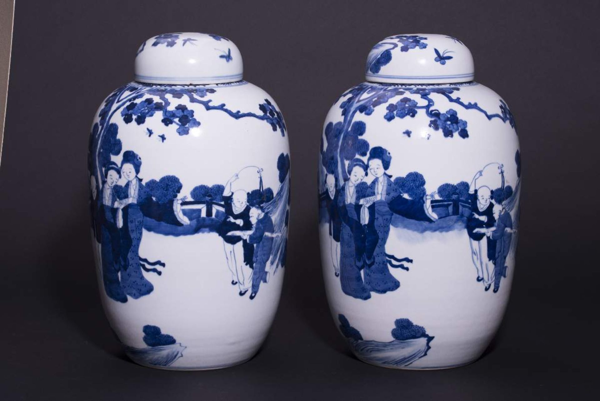 PAAR DECKELVASEN MIT GARTENSZENENBlauweißes Porzellan. China, Qing-Dynastie, 19. Jh.Mit Bodenmarke - Image 4 of 6