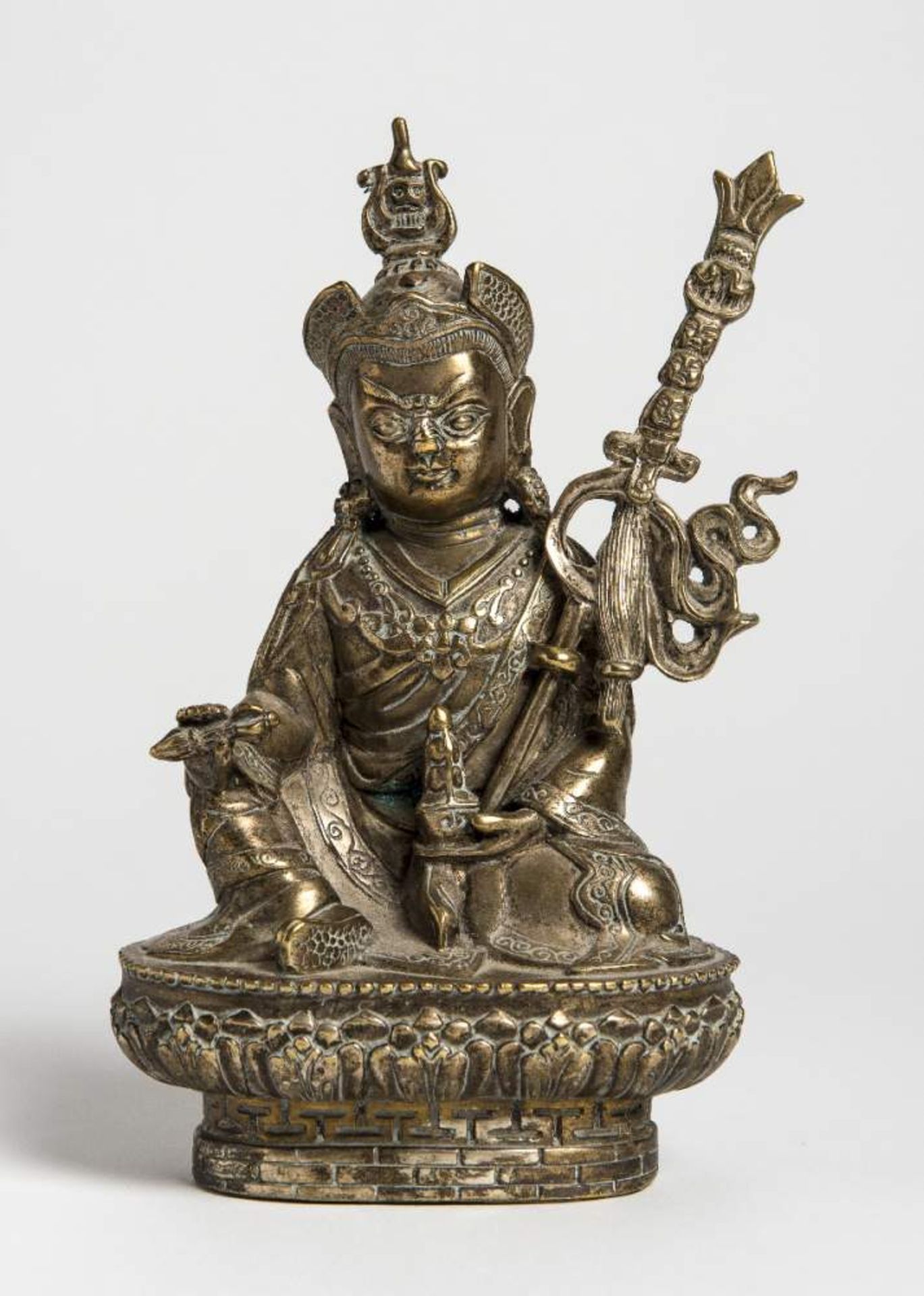 DER ORDENSGRÜNDER PADMASAMBHAVABronze. Tibet, 19. Jh.Bronze eines sitzenden Padmasambhava auf