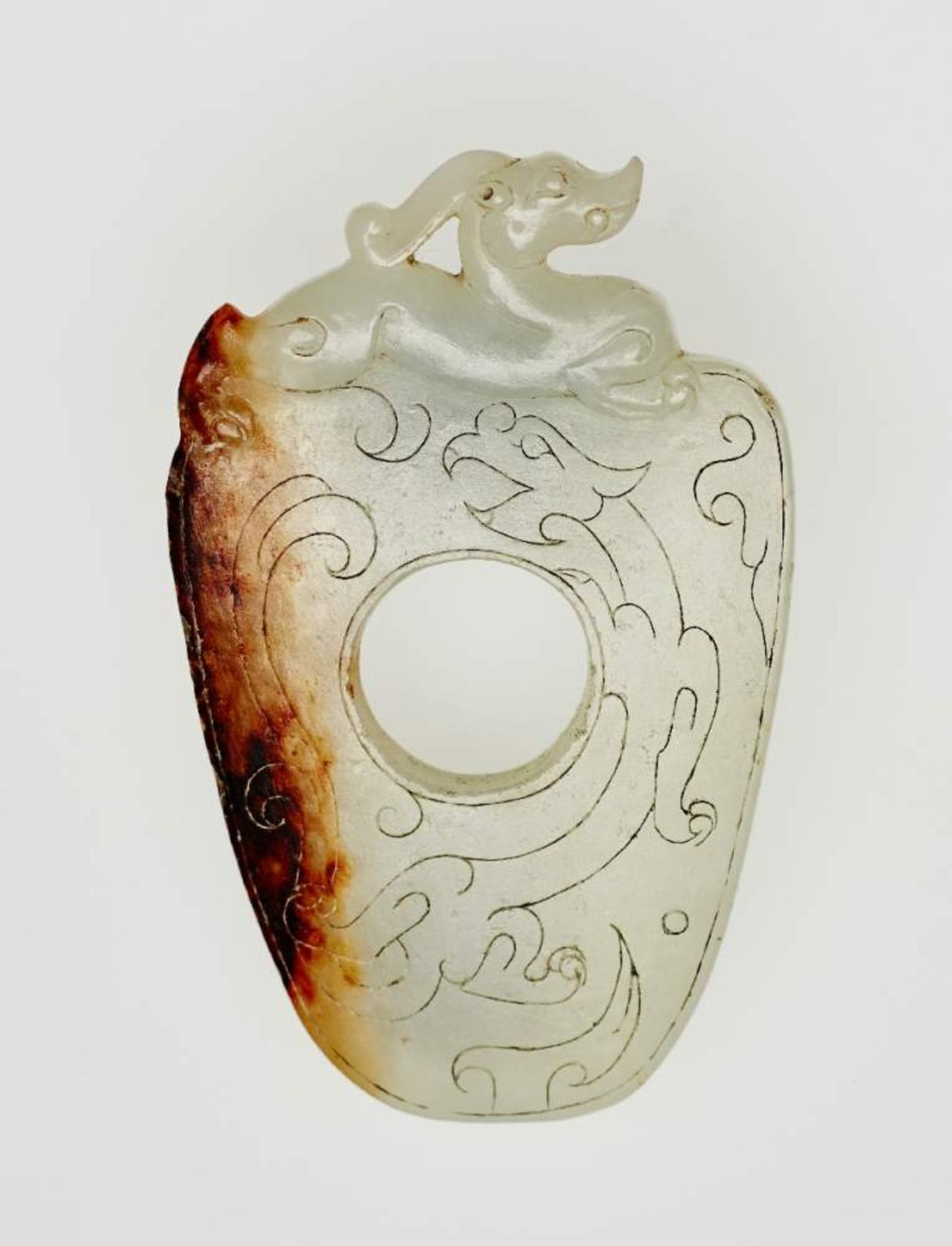 DAUMENSCHUTZ SHE UND DRACHEJade. China, Qing-Dynastie, 19. Jh.Die Form dieses aparten Jadeamuletts
