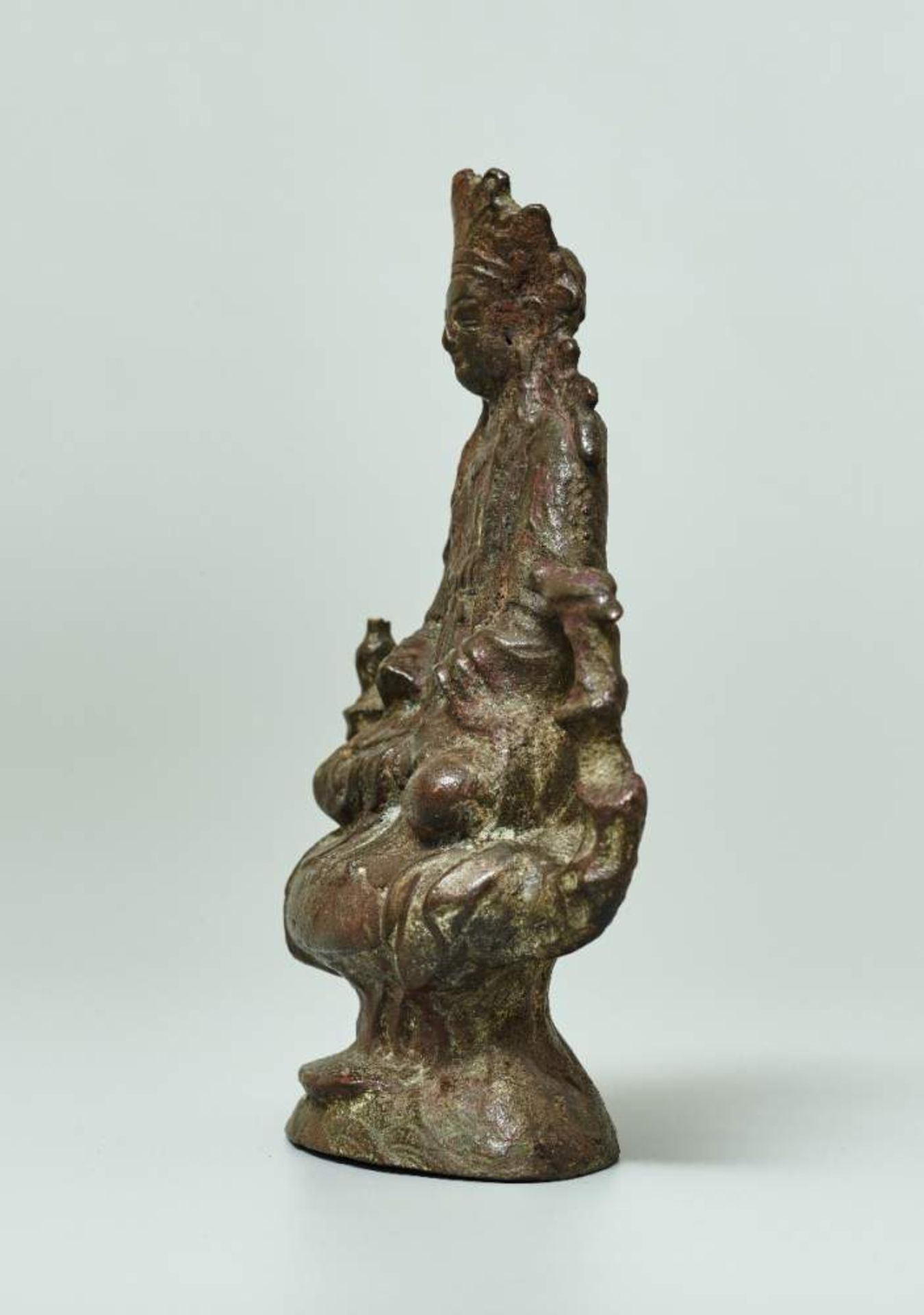 THRONENDER BODHISATTVA GUANYINBronze. China, späte Ming bis Qing-Dynastie, ca. 17. bis 18. Jh. - Image 4 of 6