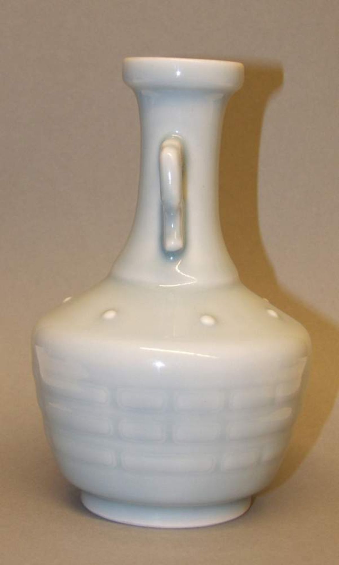 CLAIR-DE-LUNE VASE MIT DEN BAGUAPorzellan. China, Im Stil Qianlong, 18. Jh. Mit Siegelmarke - Image 3 of 9