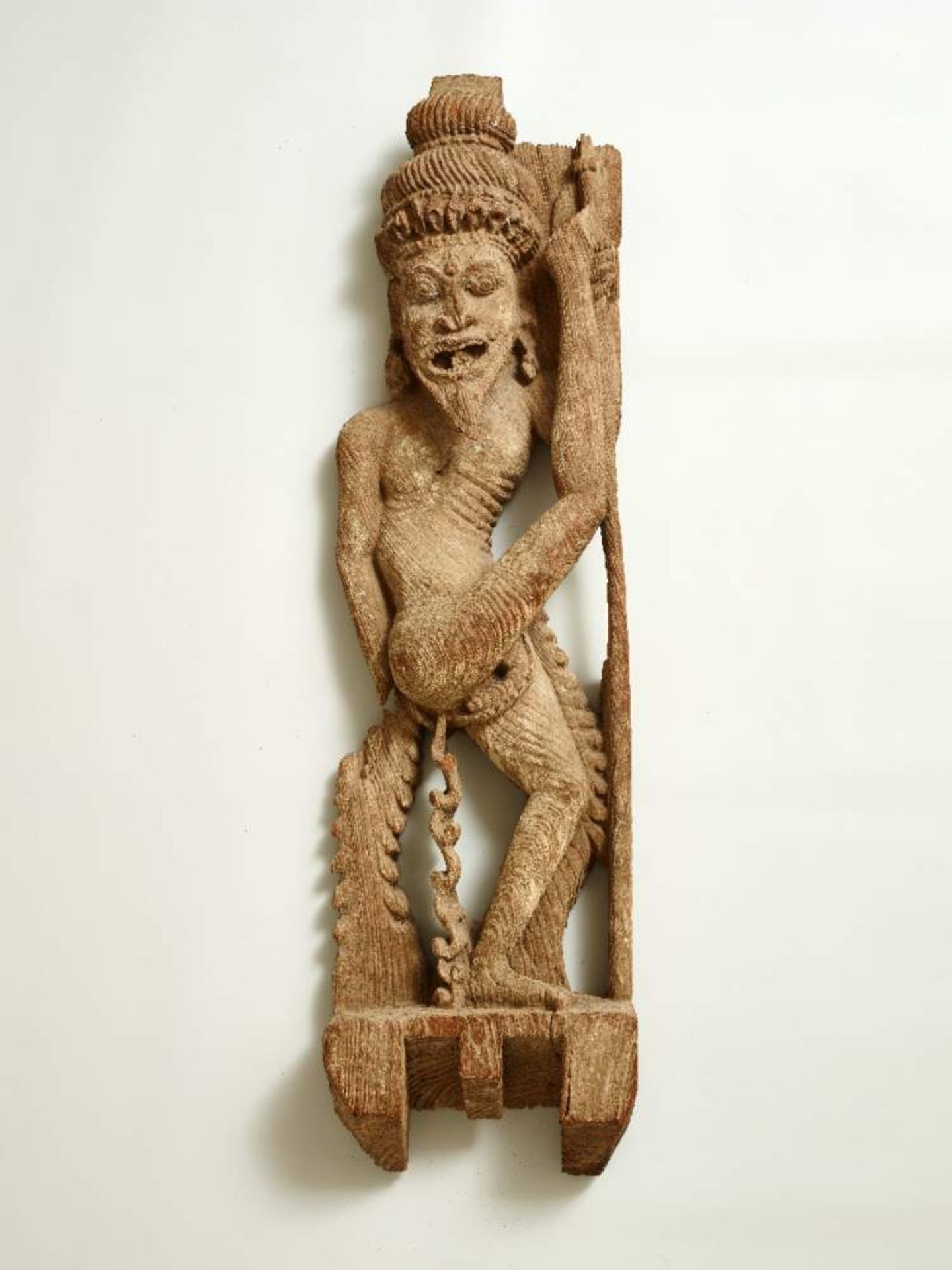 WEISER HEILIGER RSHIHolzrelief. Indien, Tamilnadu, ca. 17. bis 18. Jh.Seltene, sehr ausdrucksvoll