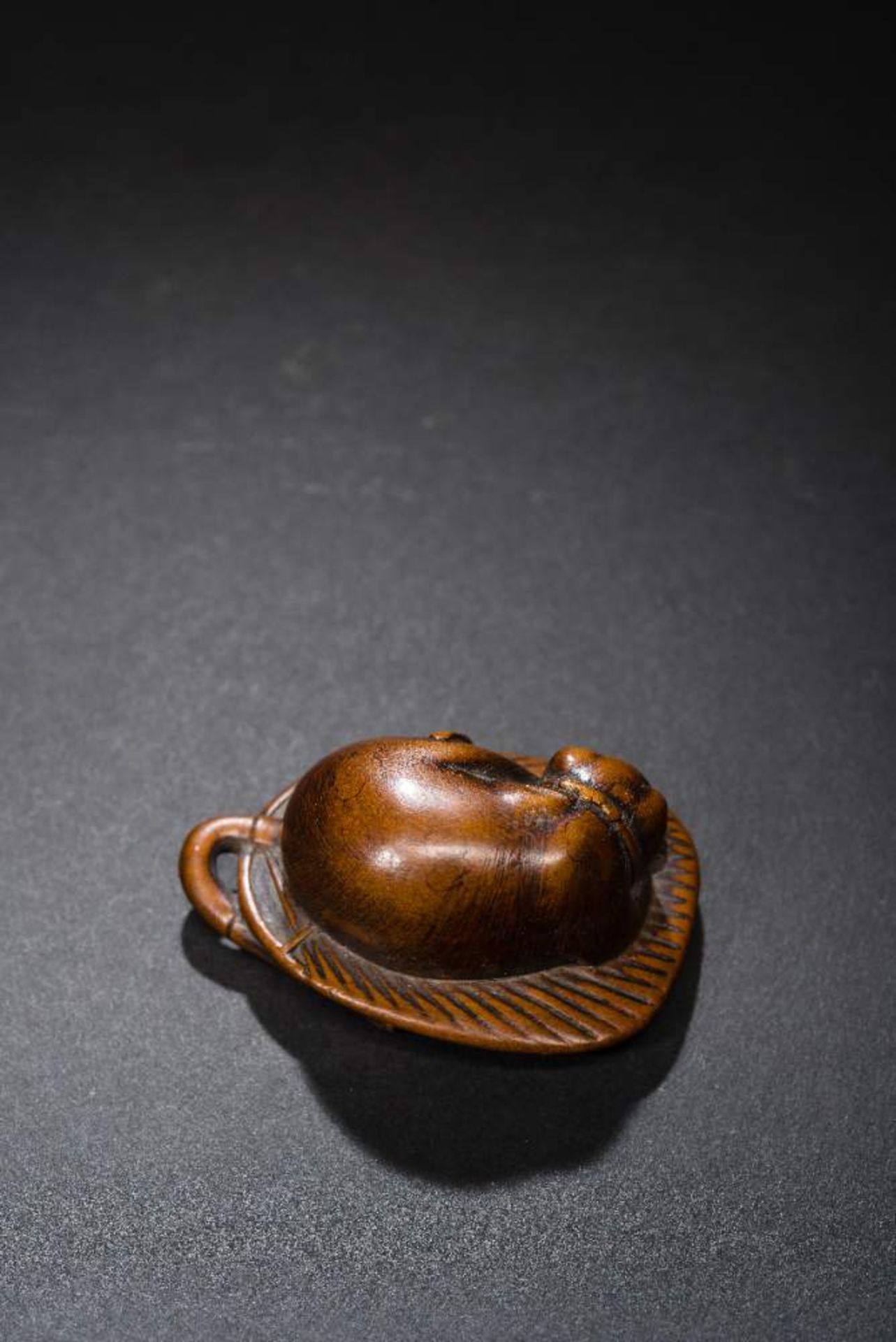 KATZE SCHLÄFT AUF FÄCHERNetsuke, Holz. Japan, fr. 19. Jh.Eine sehr gute alte Darstellung, formal - Image 5 of 6