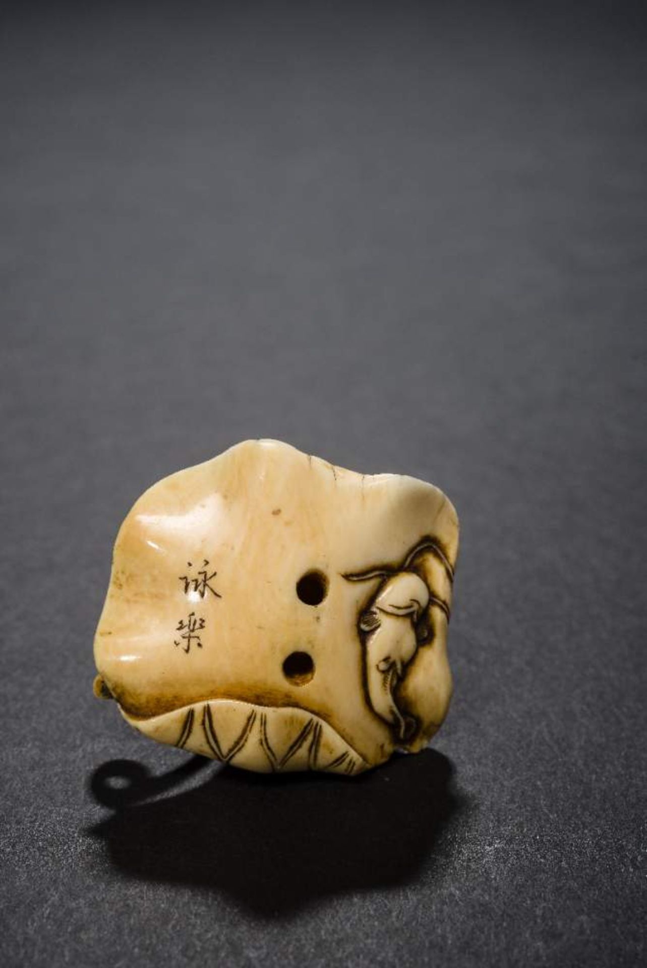 EIRAKU: EIN ONI AUF LOTUSBLATTNetsuke, Elfenbein. Japan, 1. H. 19. Jh.Sehr gute alte Arbeit, aus - Image 2 of 5