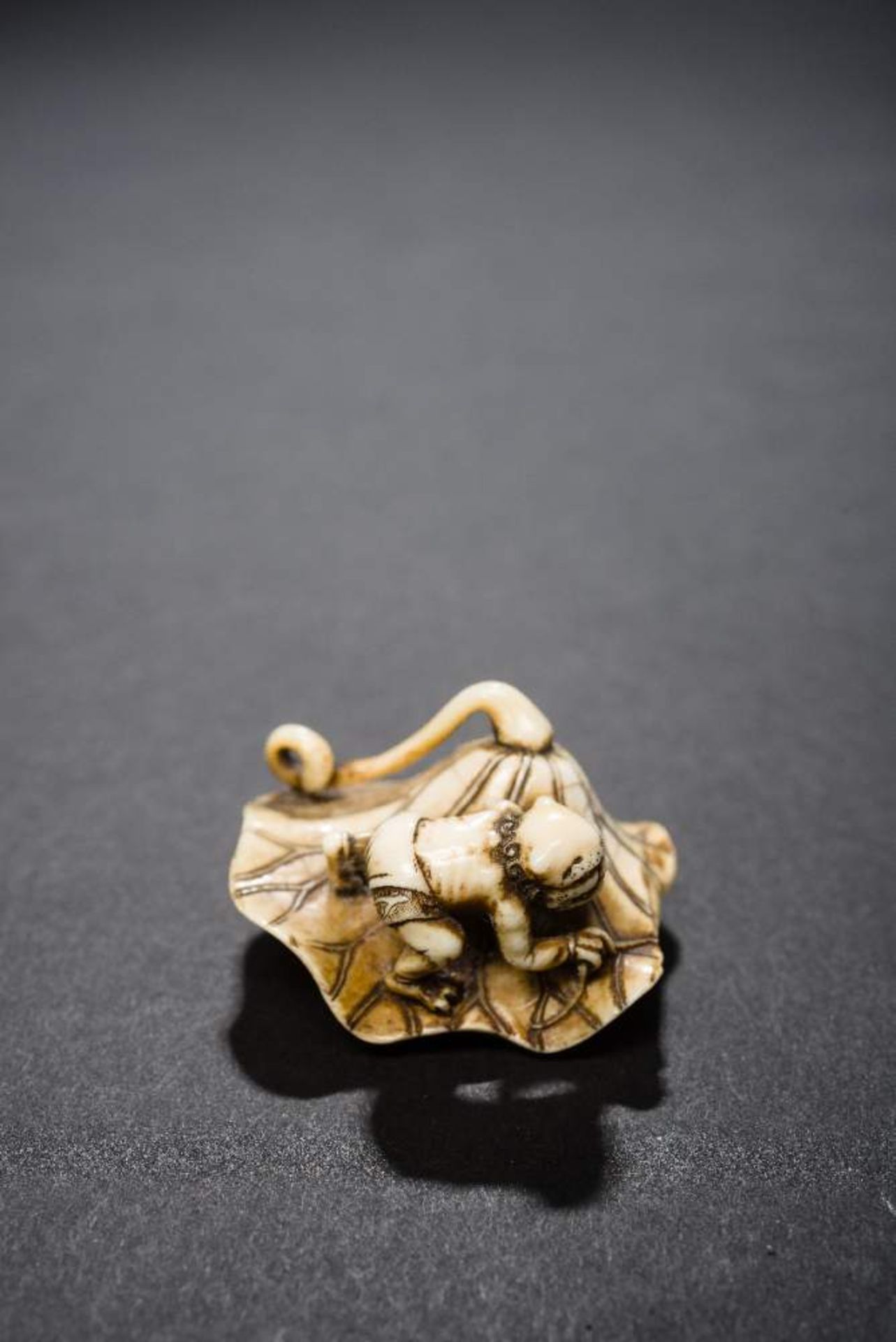 EIRAKU: EIN ONI AUF LOTUSBLATTNetsuke, Elfenbein. Japan, 1. H. 19. Jh.Sehr gute alte Arbeit, aus - Image 5 of 5