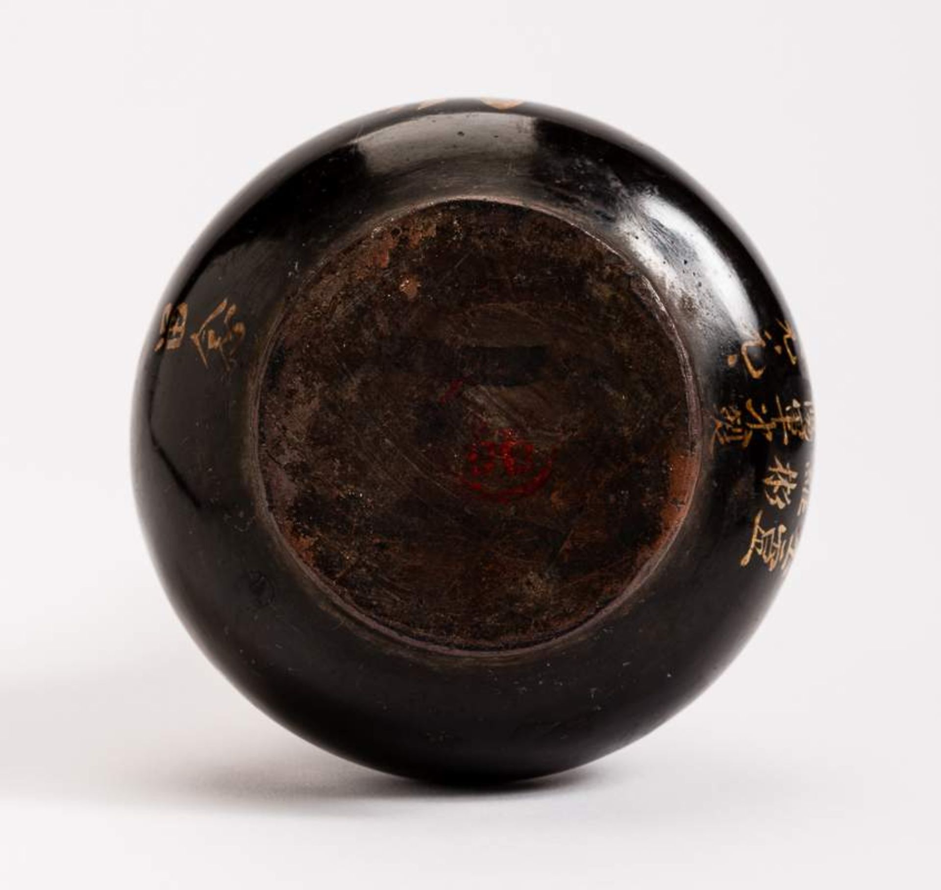 KLEINE VASE MIT BLÜTENZWEIG Keramik. China, Qing-Dynastie (1644 - 1911) Breit gedrückter Körper - Image 6 of 11