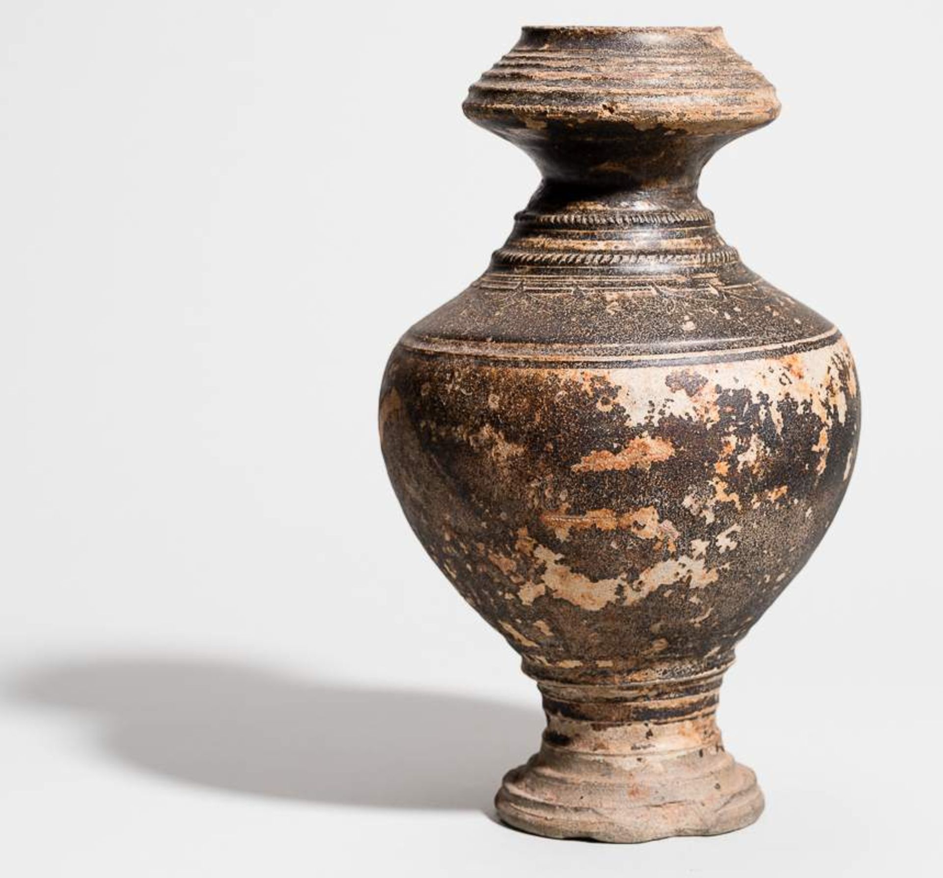 VASENFÖRMIGES GEFÄSS Keramik. Kambodscha, Altes Königreich Khmer, 11. bis 12. Jh. Seltener Typus, - Image 3 of 11