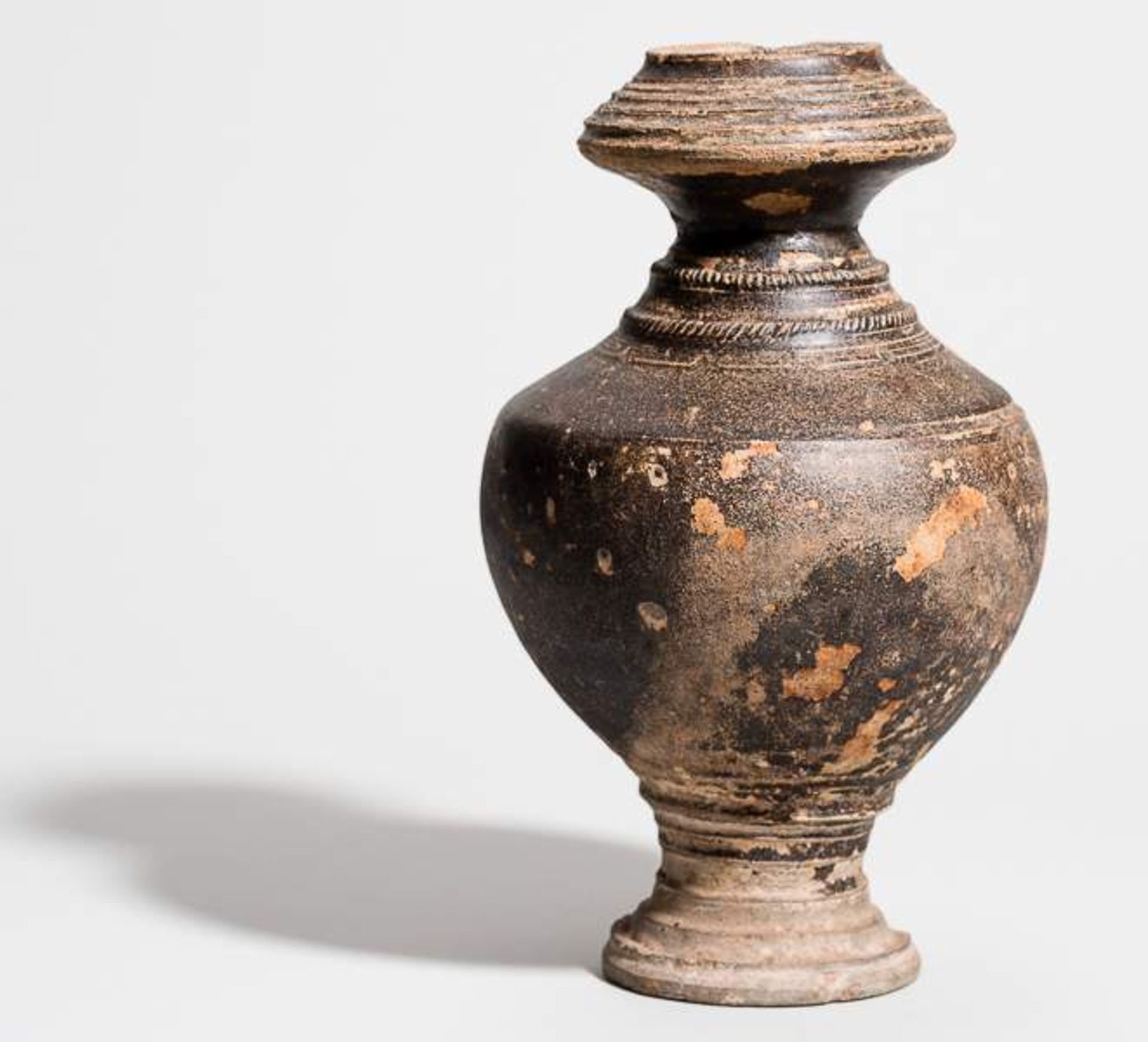 VASENFÖRMIGES GEFÄSS Keramik. Kambodscha, Altes Königreich Khmer, 11. bis 12. Jh. Seltener Typus, - Image 7 of 11