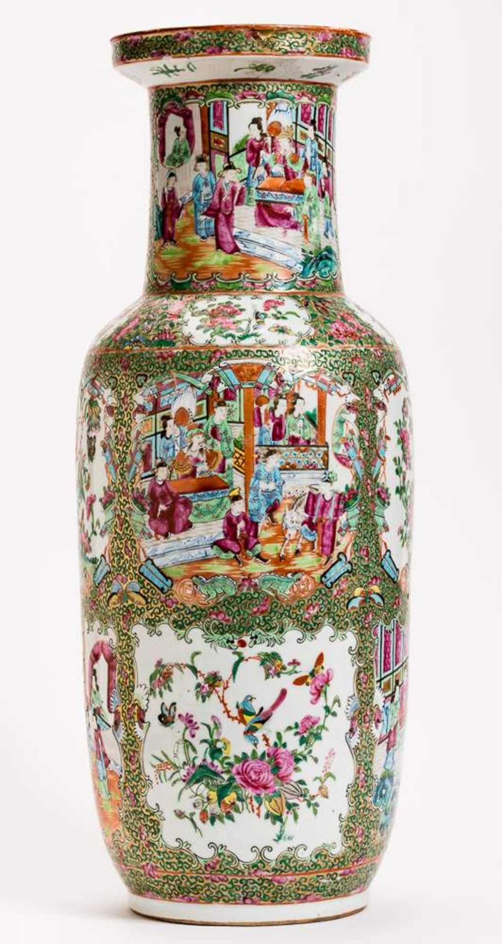 HOHE VASE MIT FIGURALEN SZENEN UND BLÜTEN Famille Rose-Porzellan mit Emailfarben und Gold. China, - Image 3 of 13