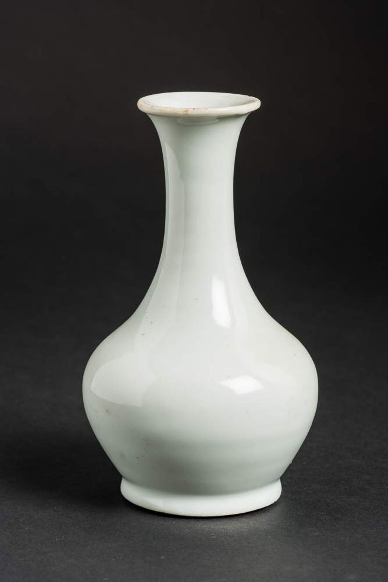 HELLBLAUE VASE Porzellan. China, späte Qing-Dynastie (1644-1911) Fein geförmte kleine Vase mit - Image 2 of 9