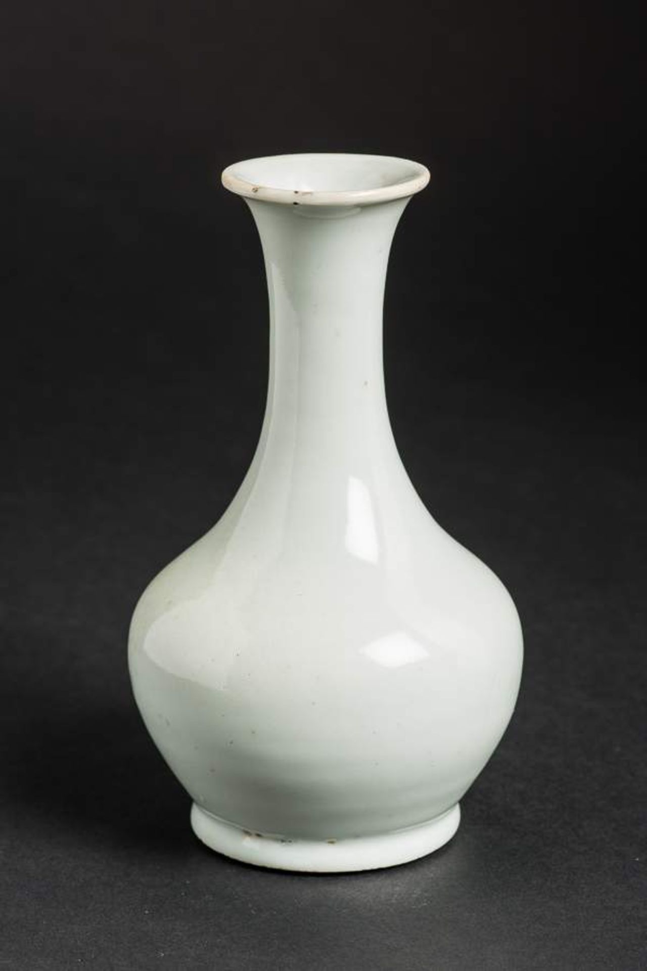 HELLBLAUE VASE Porzellan. China, späte Qing-Dynastie (1644-1911) Fein geförmte kleine Vase mit - Image 9 of 9