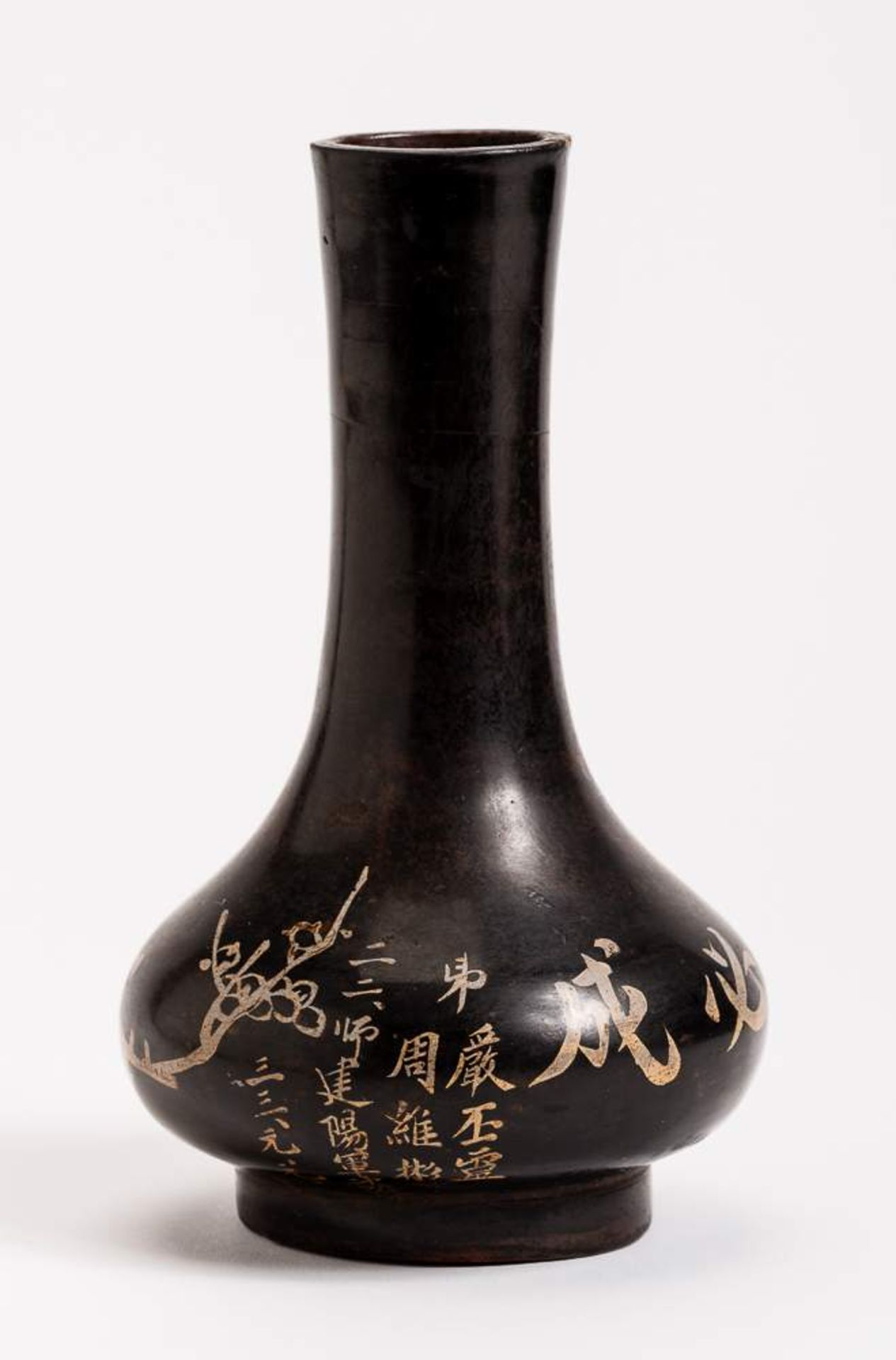 KLEINE VASE MIT BLÜTENZWEIG Keramik. China, Qing-Dynastie (1644 - 1911) Breit gedrückter Körper - Image 2 of 11