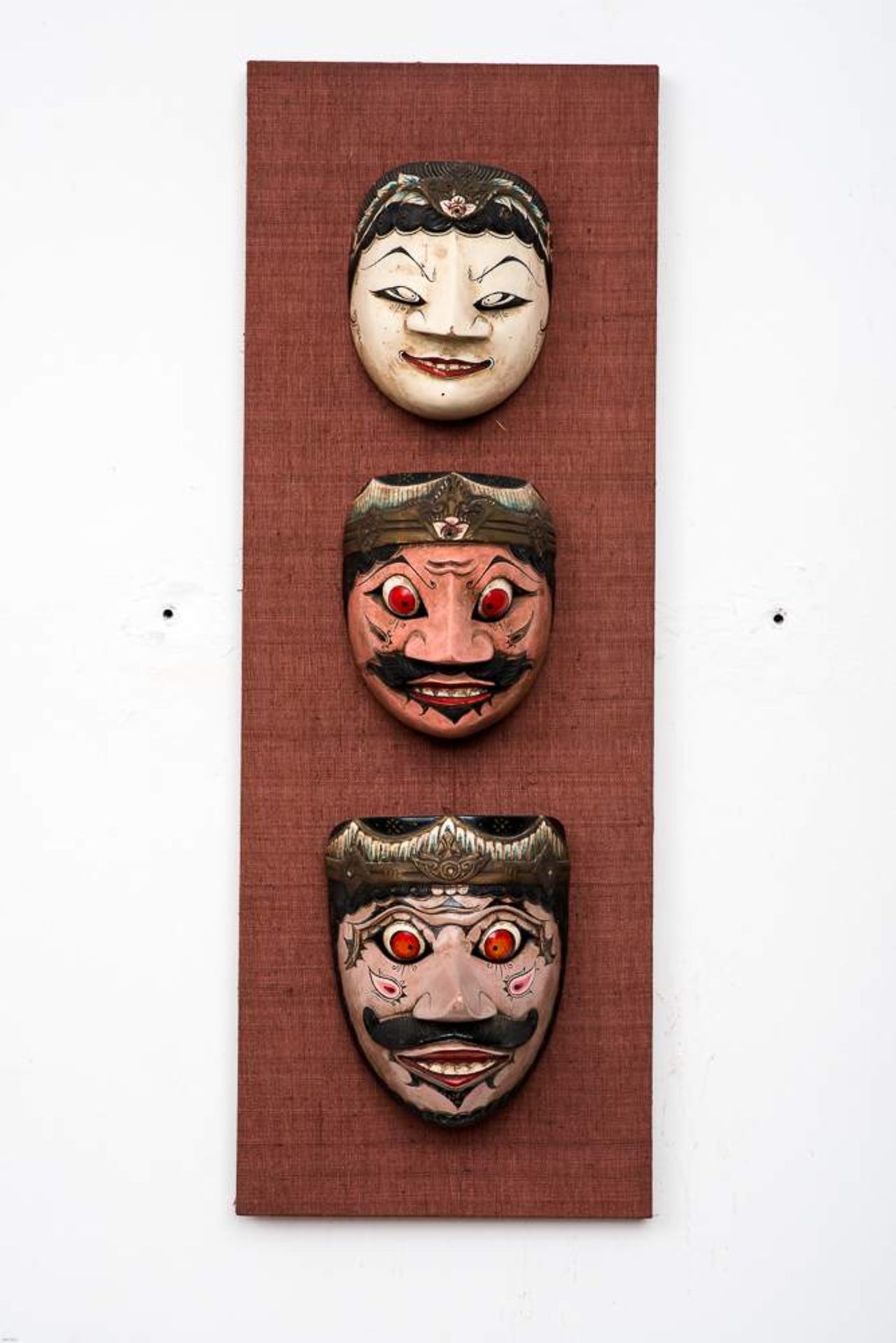 DREI INDONESISCHE MASKEN Holz mit Bemalung. Indonesien 20. Jh. Größte Maske Höhe 19 cm, Breite 13