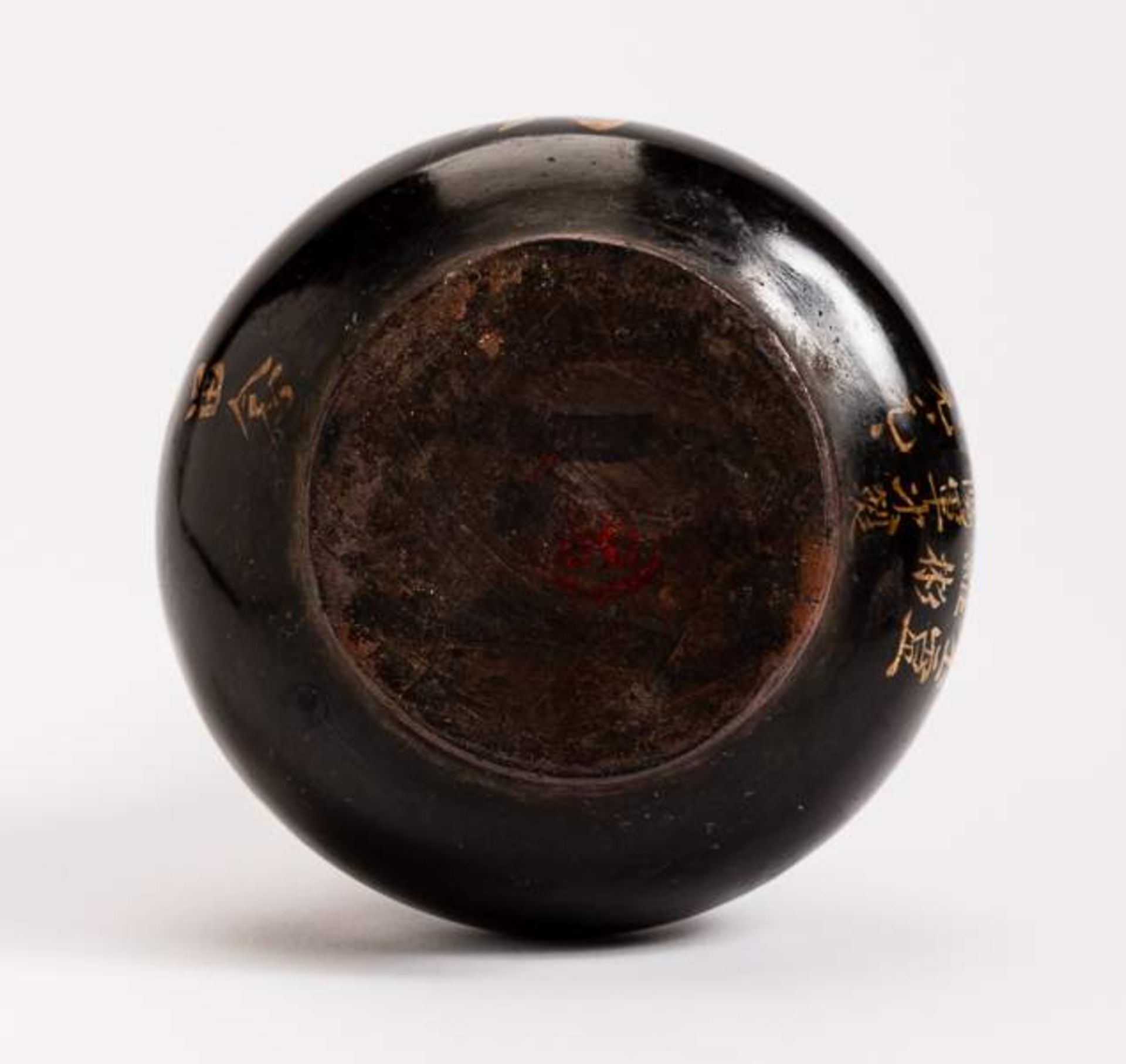 KLEINE VASE MIT BLÜTENZWEIG Keramik. China, Qing-Dynastie (1644 - 1911) Breit gedrückter Körper - Image 11 of 11