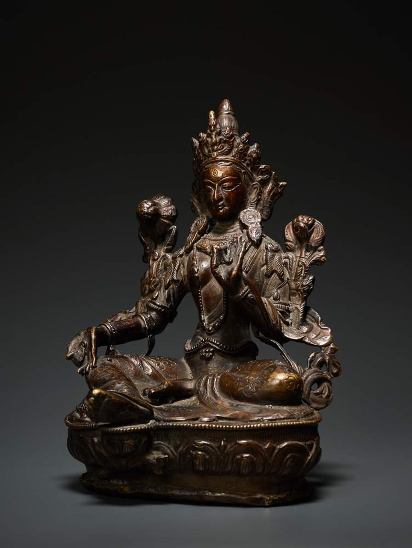 DIE SCHUTZGÖTTIN SYAMATARA Bronze. Nepal, vermutlich 18. Jh.  19. Jh. Der weibliche Bodhisattva - Image 2 of 11