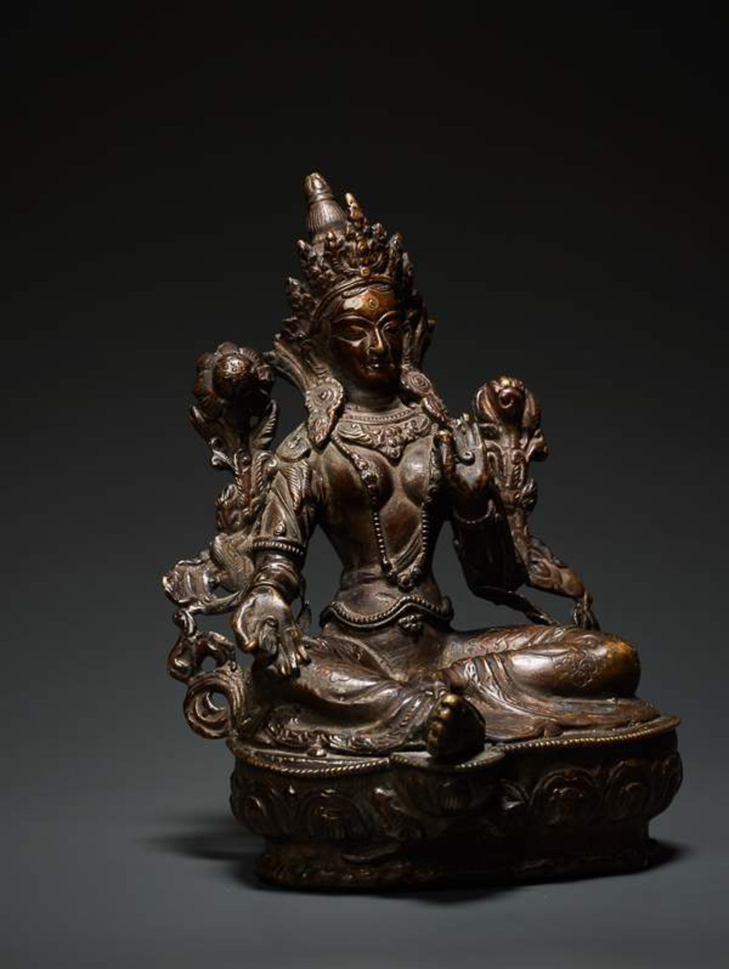 DIE SCHUTZGÖTTIN SYAMATARA Bronze. Nepal, vermutlich 18. Jh.  19. Jh. Der weibliche Bodhisattva - Image 8 of 11