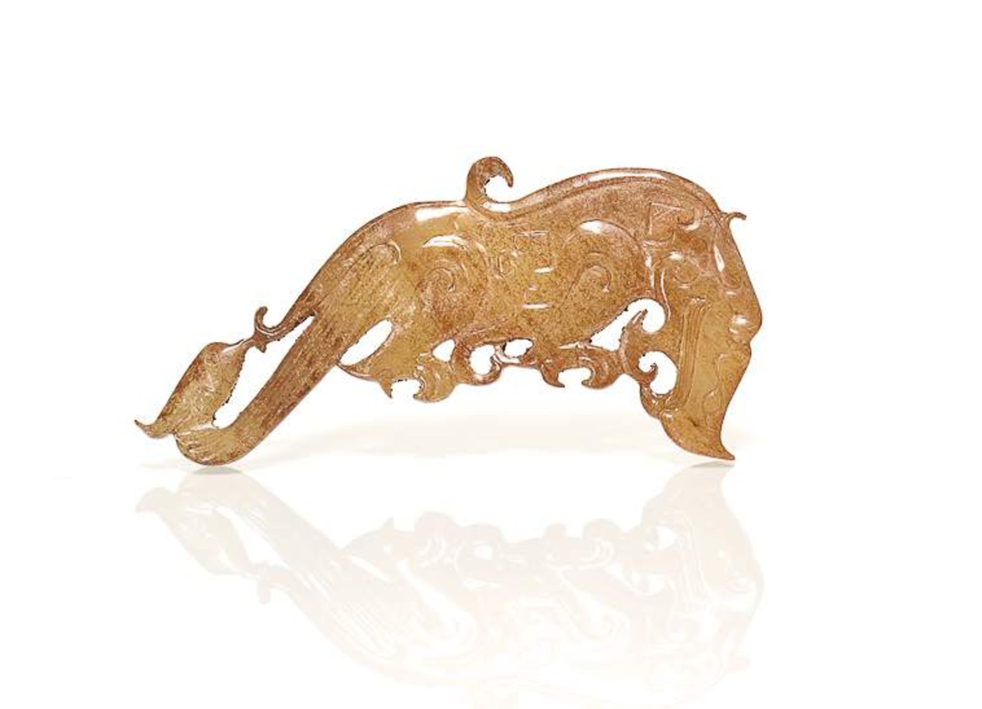 DRACHE MIT PHÖNIXKOPF Jade. China, im Stil der Zhou bis Han Rotgelbe Jade, die einen archaischen - Image 2 of 7