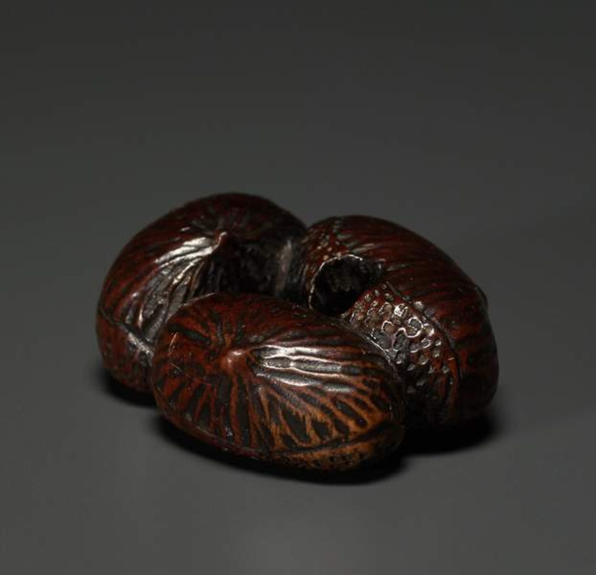 DREI KASTANIEN KURI Netsuke, Holz. Japan, 19. Jh. Diese Edelkastanien sind ein Sinnbild des - Image 8 of 9