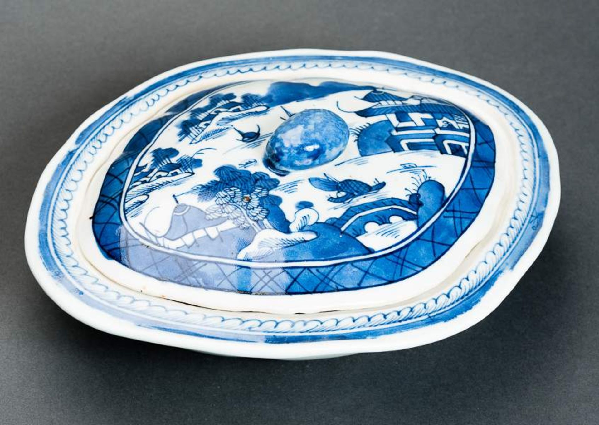 DECKELSCHALE Blauweiß-Porzellan. China, Qing-Dynastie, 19. Jh. Dieses Deckelgefäß hat eine - Image 8 of 9