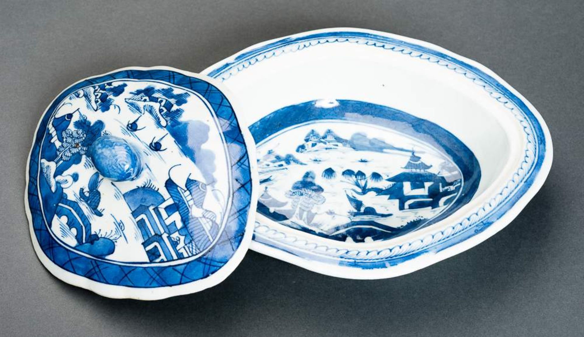 DECKELSCHALE Blauweiß-Porzellan. China, Qing-Dynastie, 19. Jh. Dieses Deckelgefäß hat eine - Image 6 of 9