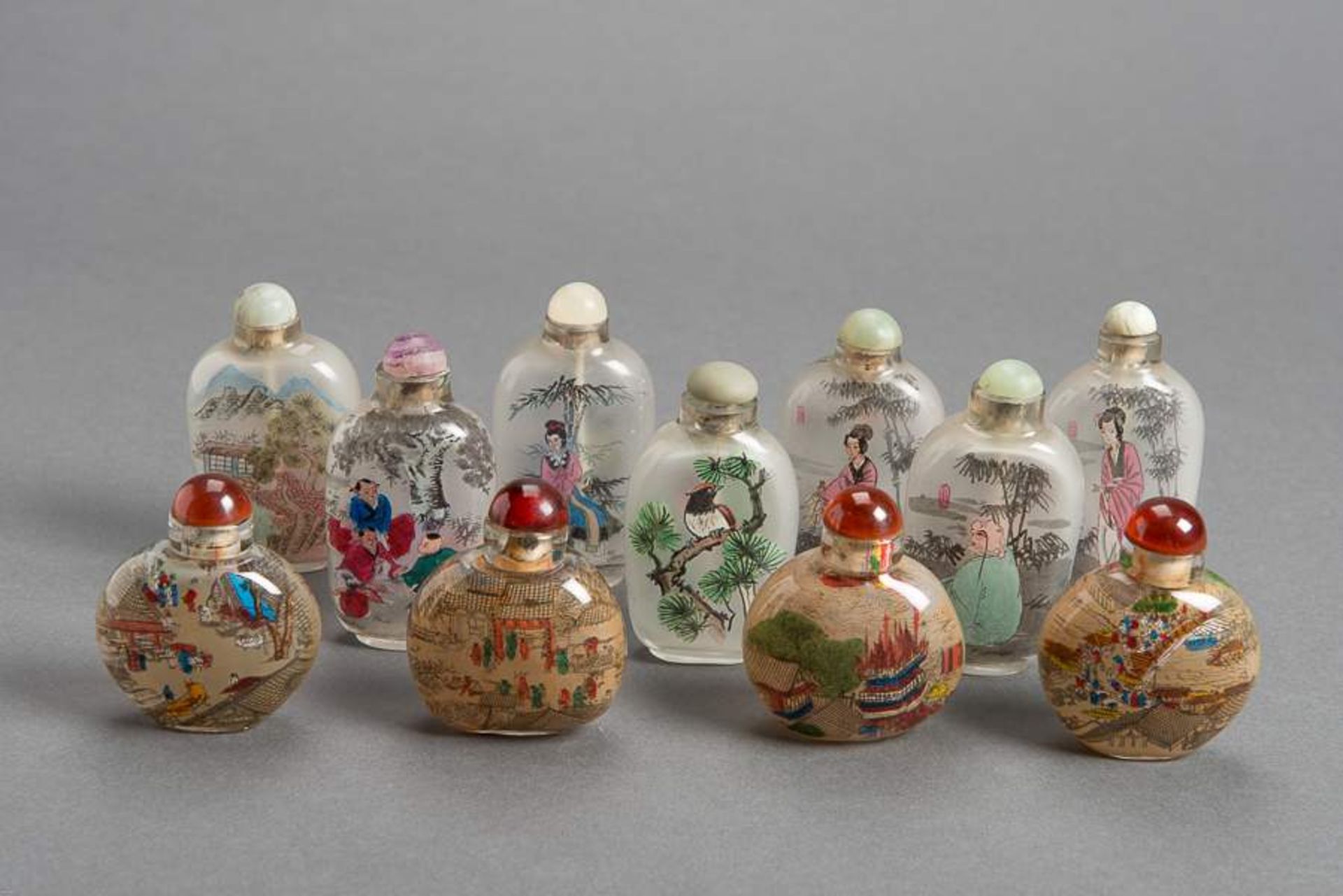 EINE SAMMLUNG ELF GLAS-SNUFFBOTTLES Innenglasmalerei. China 1. Hälfte 20. Jh. Höhe 6 cm bis 7,5 - Image 25 of 47