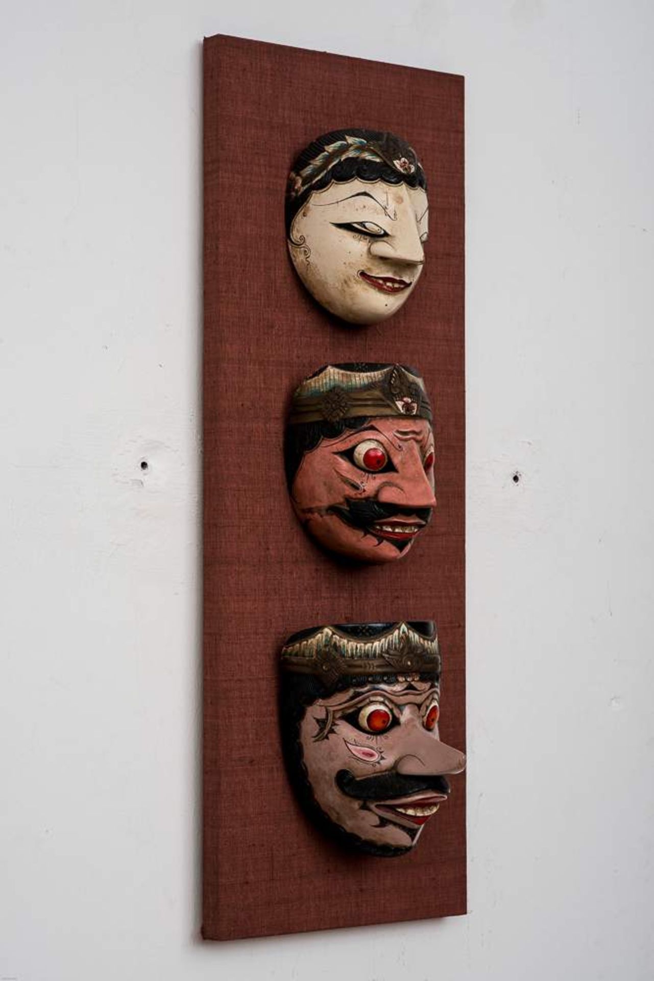 DREI INDONESISCHE MASKEN Holz mit Bemalung. Indonesien 20. Jh. Größte Maske Höhe 19 cm, Breite 13 - Image 3 of 5