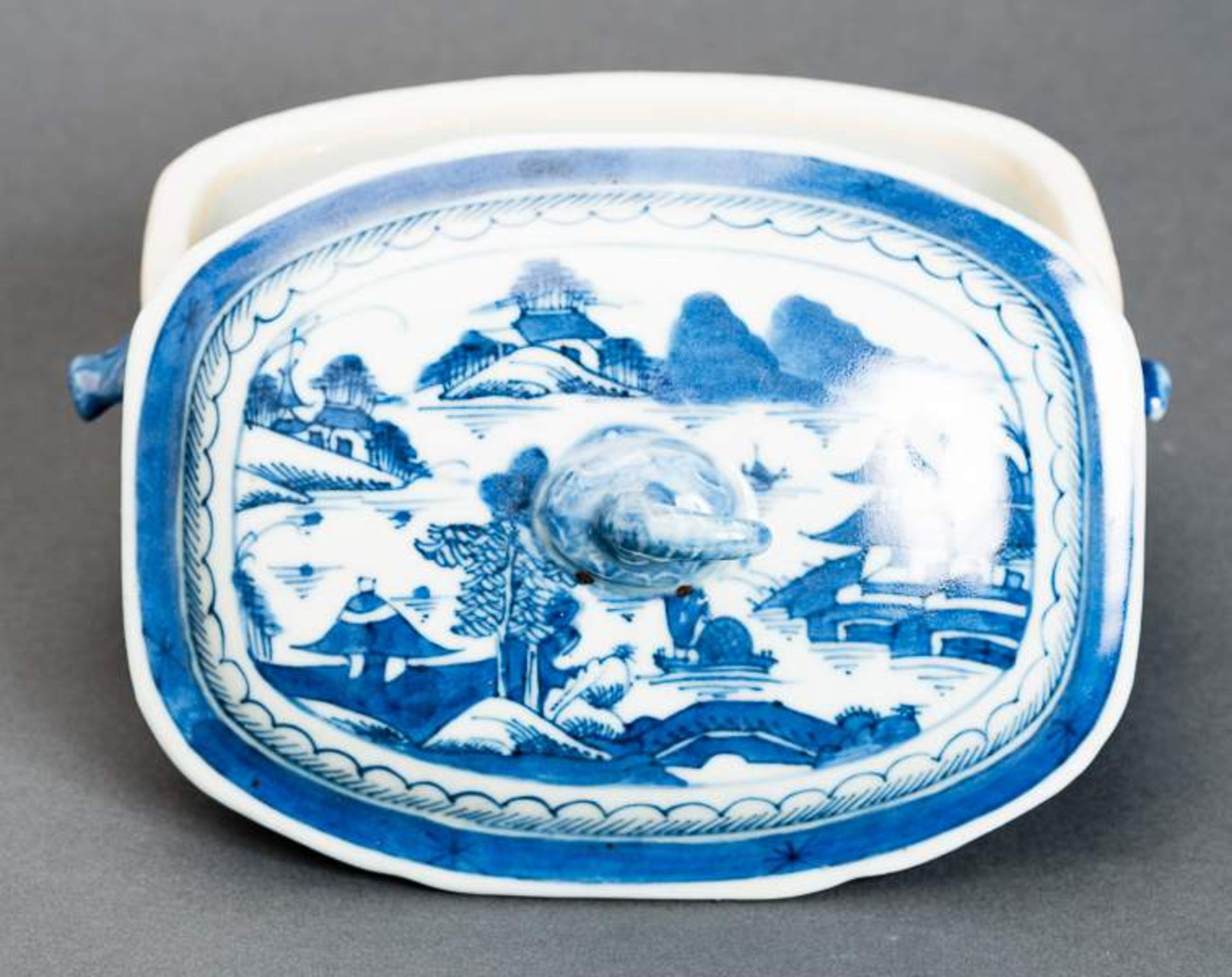 DECKELSCHALE Blauweiß-Porzellan. China, Qing-Dynastie, 19. Jh. Diese sehr ansprechende oval- - Image 8 of 11
