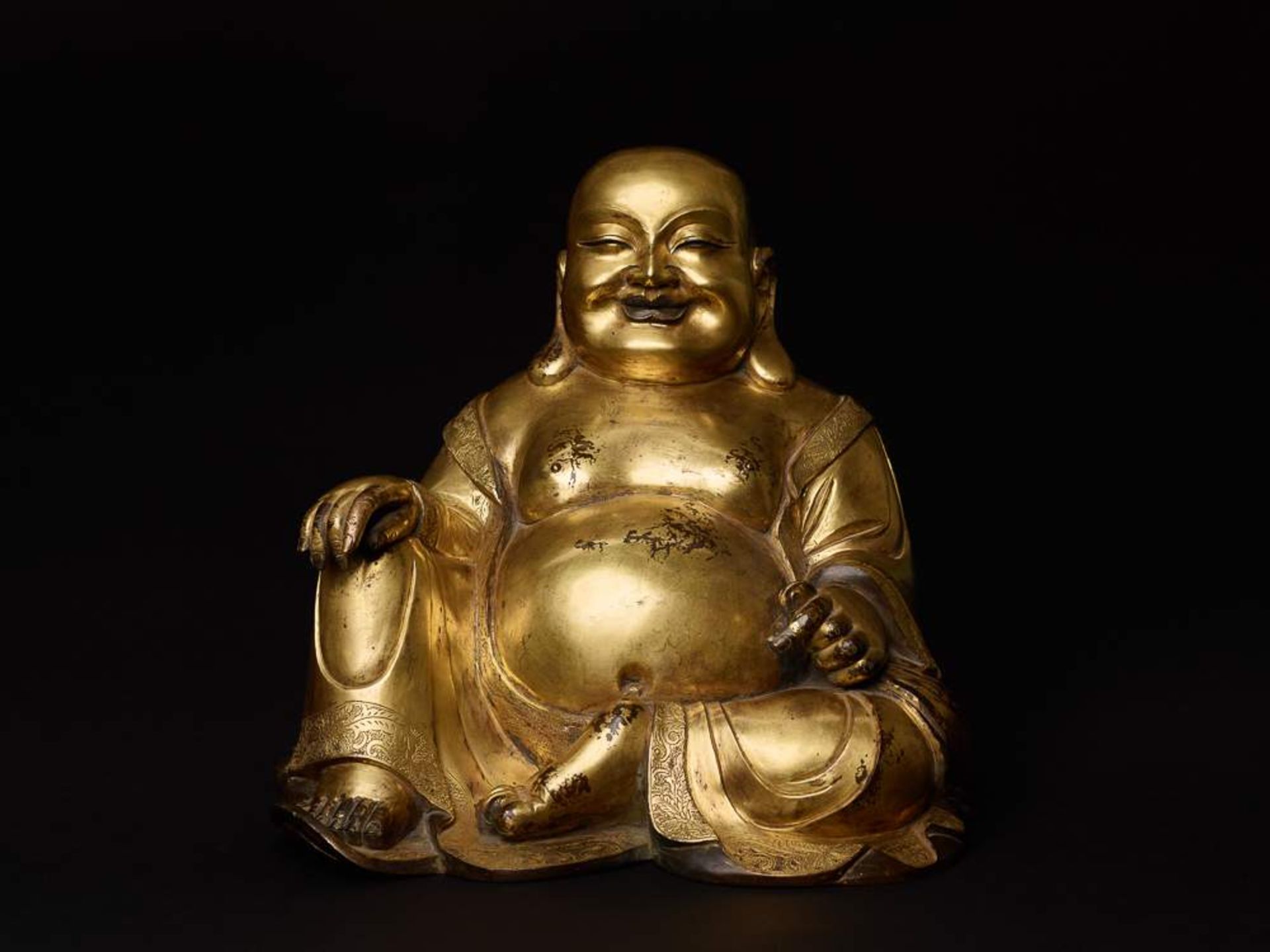 DIE GLÜCKSGOTTHEIT BUDAI Feuervergoldete Bronze. China, vermutlich späte Qing-Dynastie, 19. Jh.