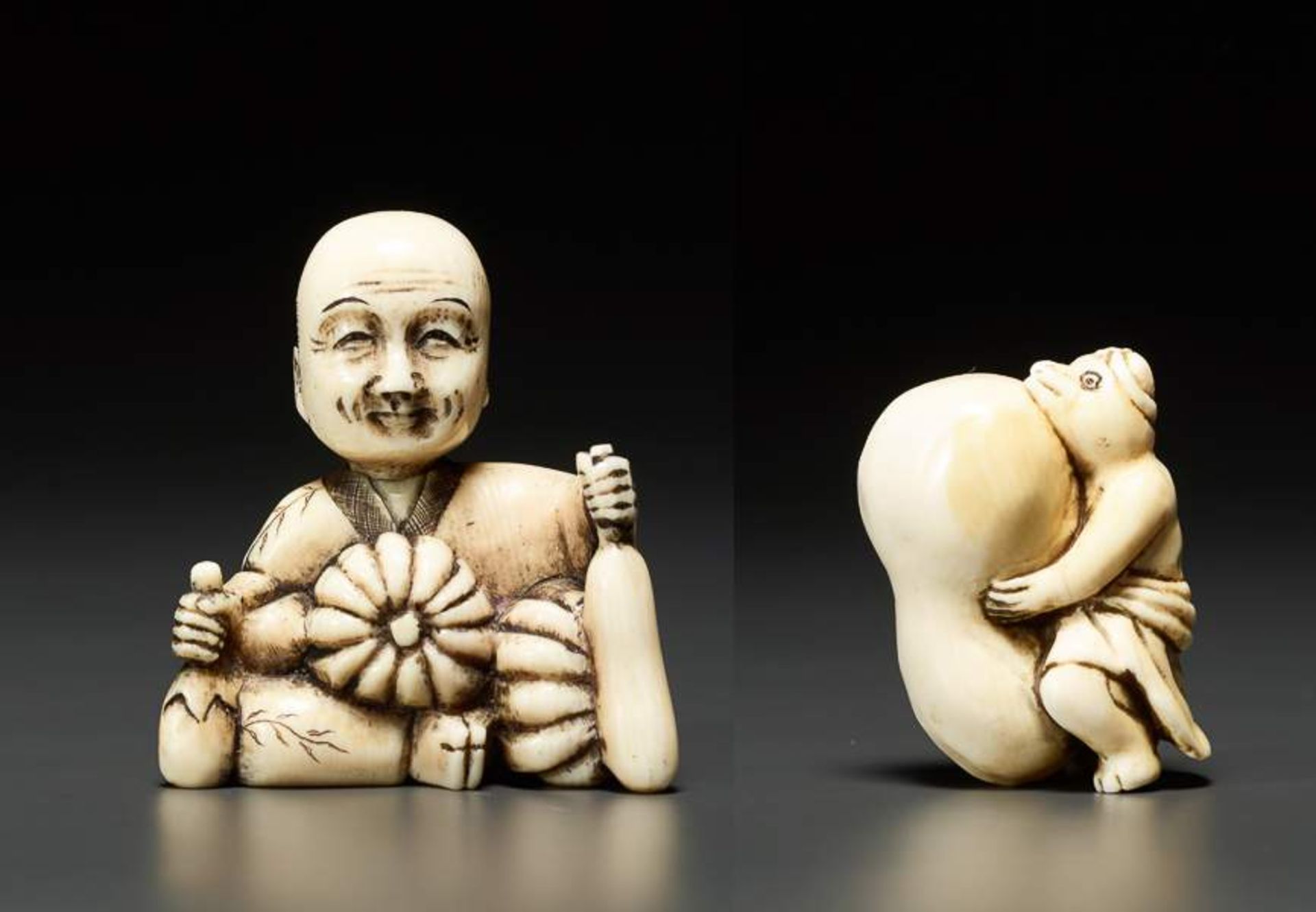 ZWEI NETSUKE Elfenbein. Japan, 1. Hälfte 20. Jh. Höhe 4,3 cm und 3,9 cm Hockendes Männchen