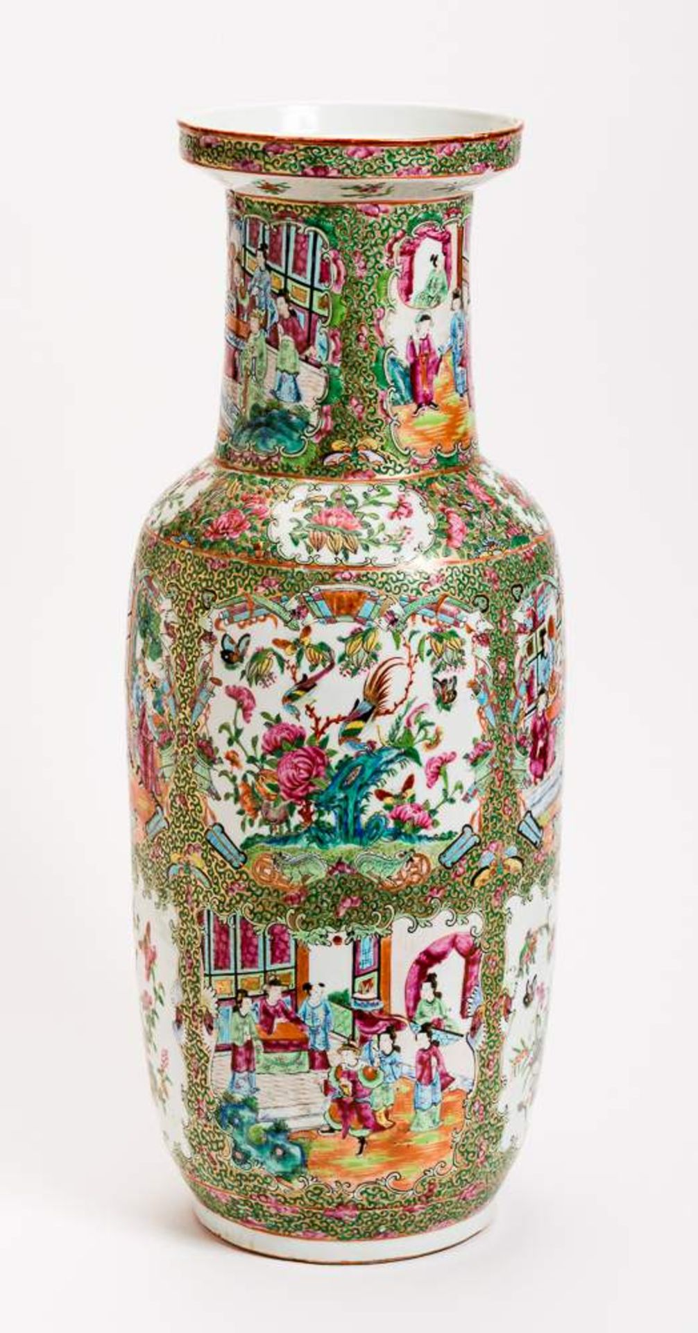 HOHE VASE MIT FIGURALEN SZENEN UND BLÜTEN Famille Rose-Porzellan mit Emailfarben und Gold. China, - Image 10 of 13