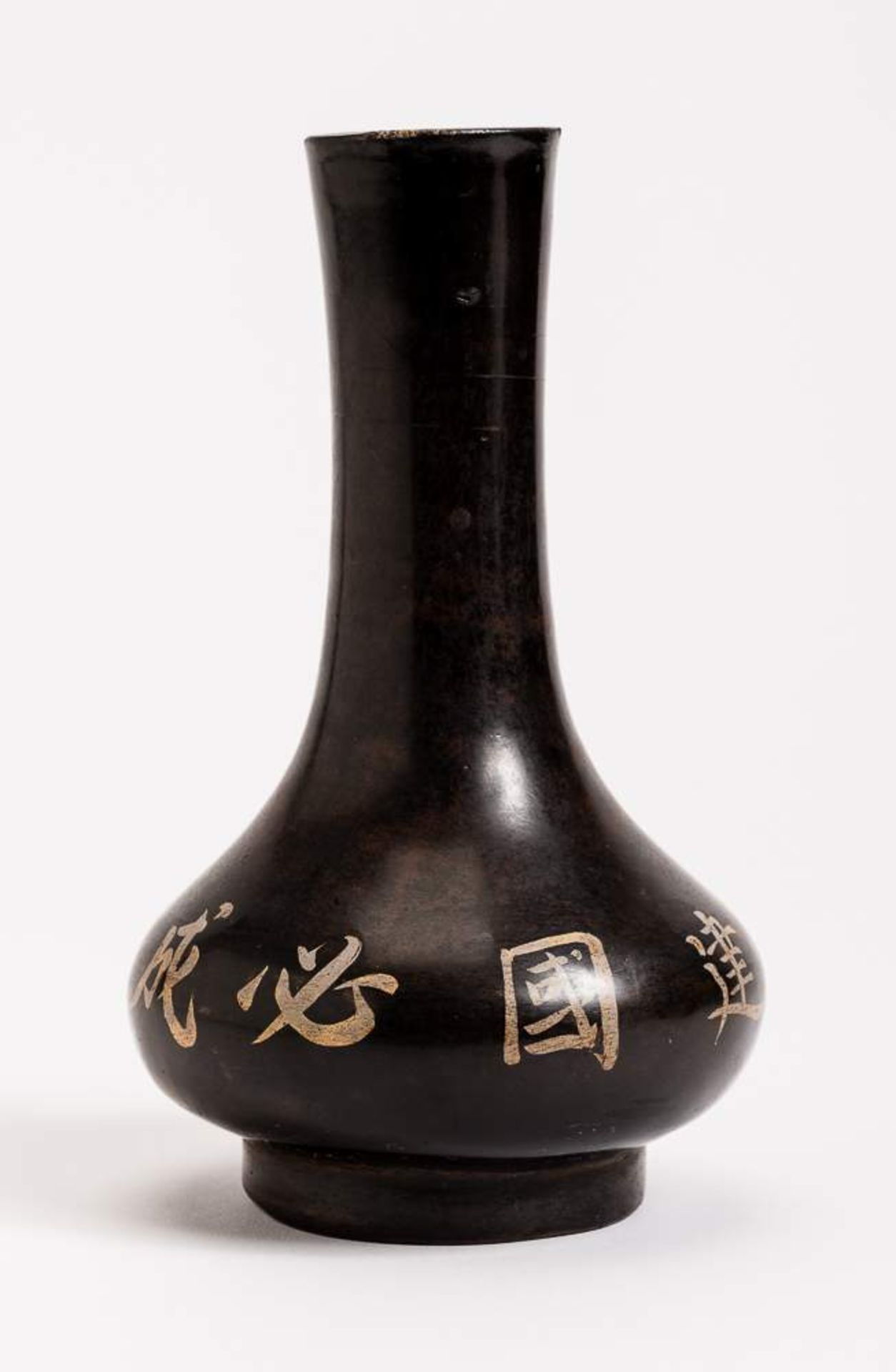 KLEINE VASE MIT BLÜTENZWEIG Keramik. China, Qing-Dynastie (1644 - 1911) Breit gedrückter Körper - Image 3 of 11