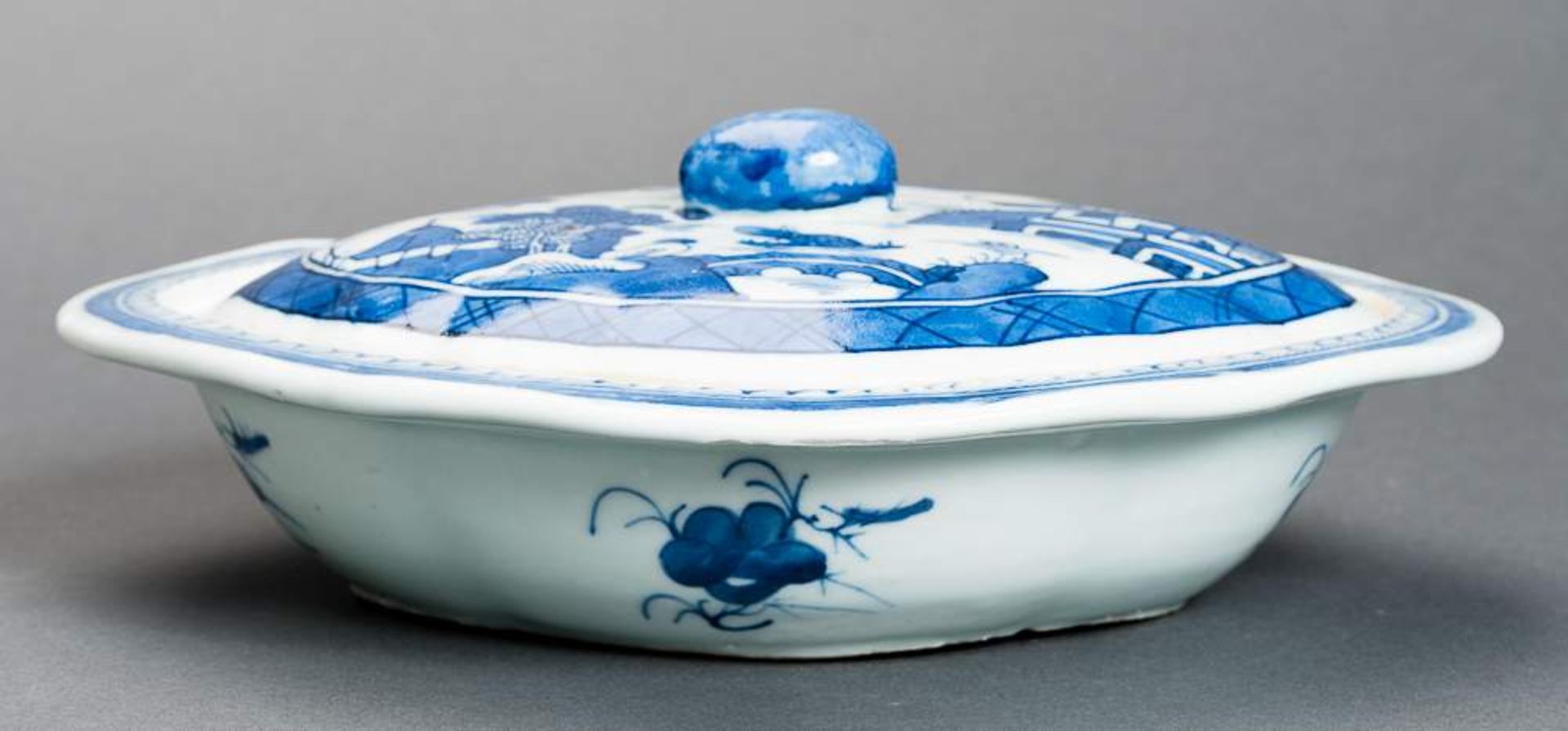 DECKELSCHALE Blauweiß-Porzellan. China, Qing-Dynastie, 19. Jh. Dieses Deckelgefäß hat eine