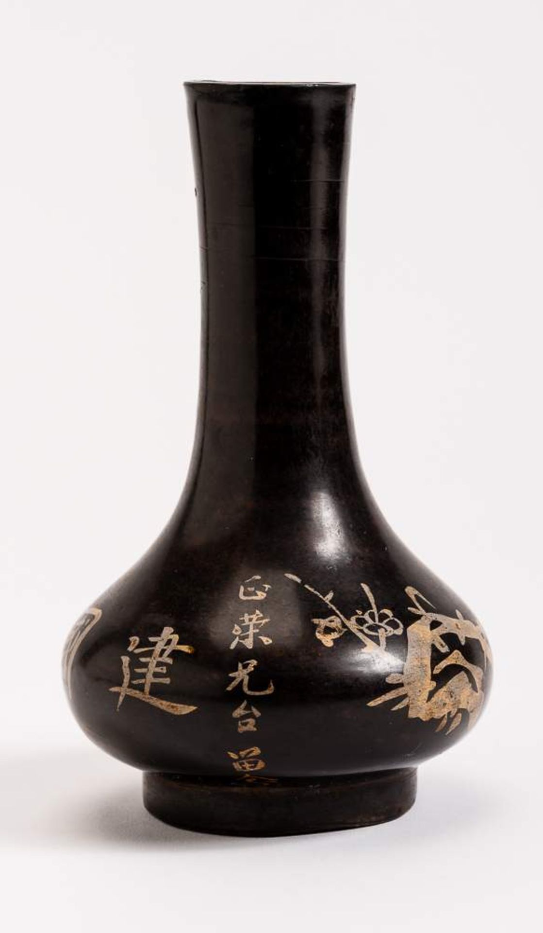KLEINE VASE MIT BLÜTENZWEIG Keramik. China, Qing-Dynastie (1644 - 1911) Breit gedrückter Körper - Image 9 of 11