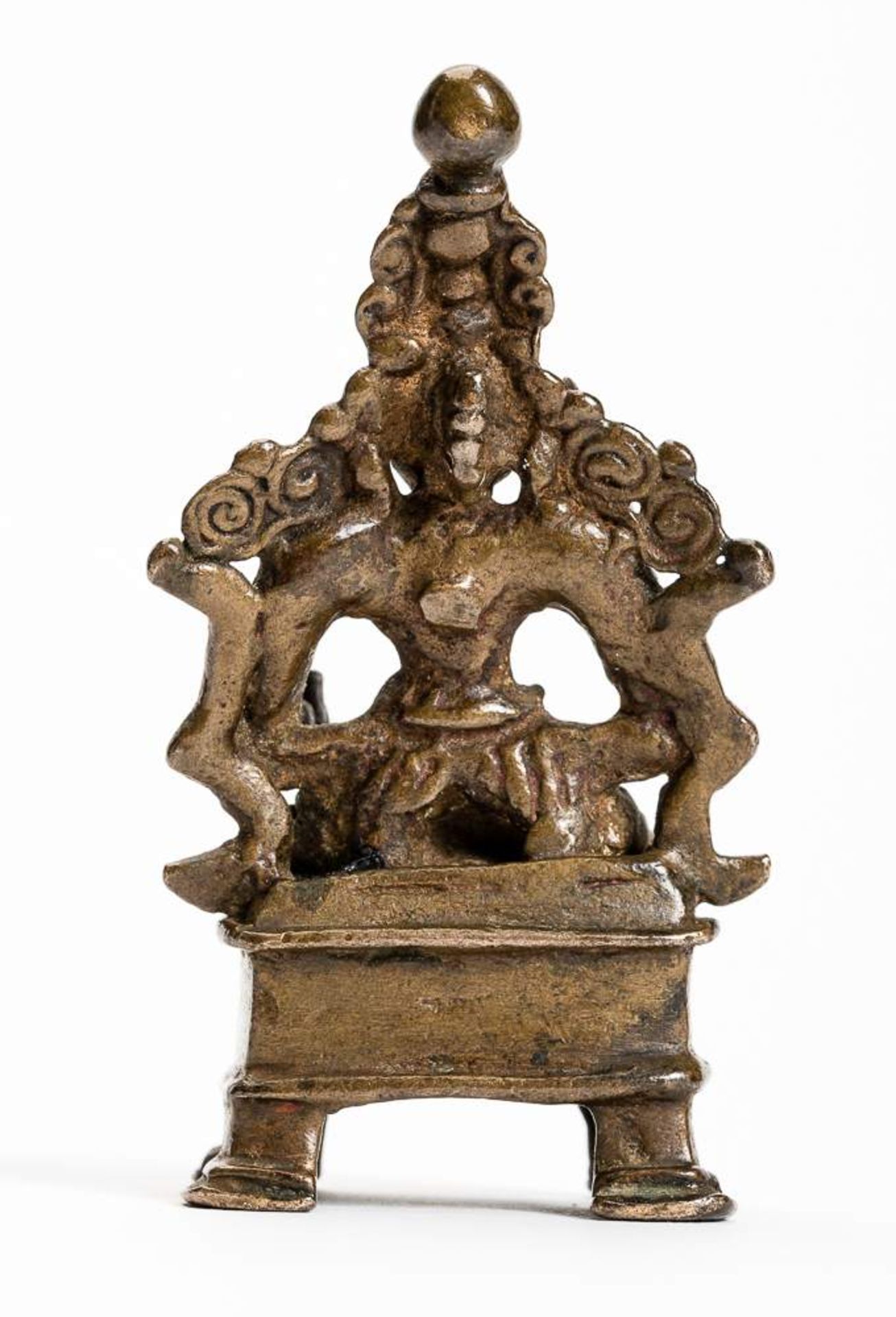 DIE GÖTTIN KALI Bronze. Volkskunst Indien, Bengalen, ca. 18. Jh. Auf einem rechteckigen Sockel mit - Image 4 of 11