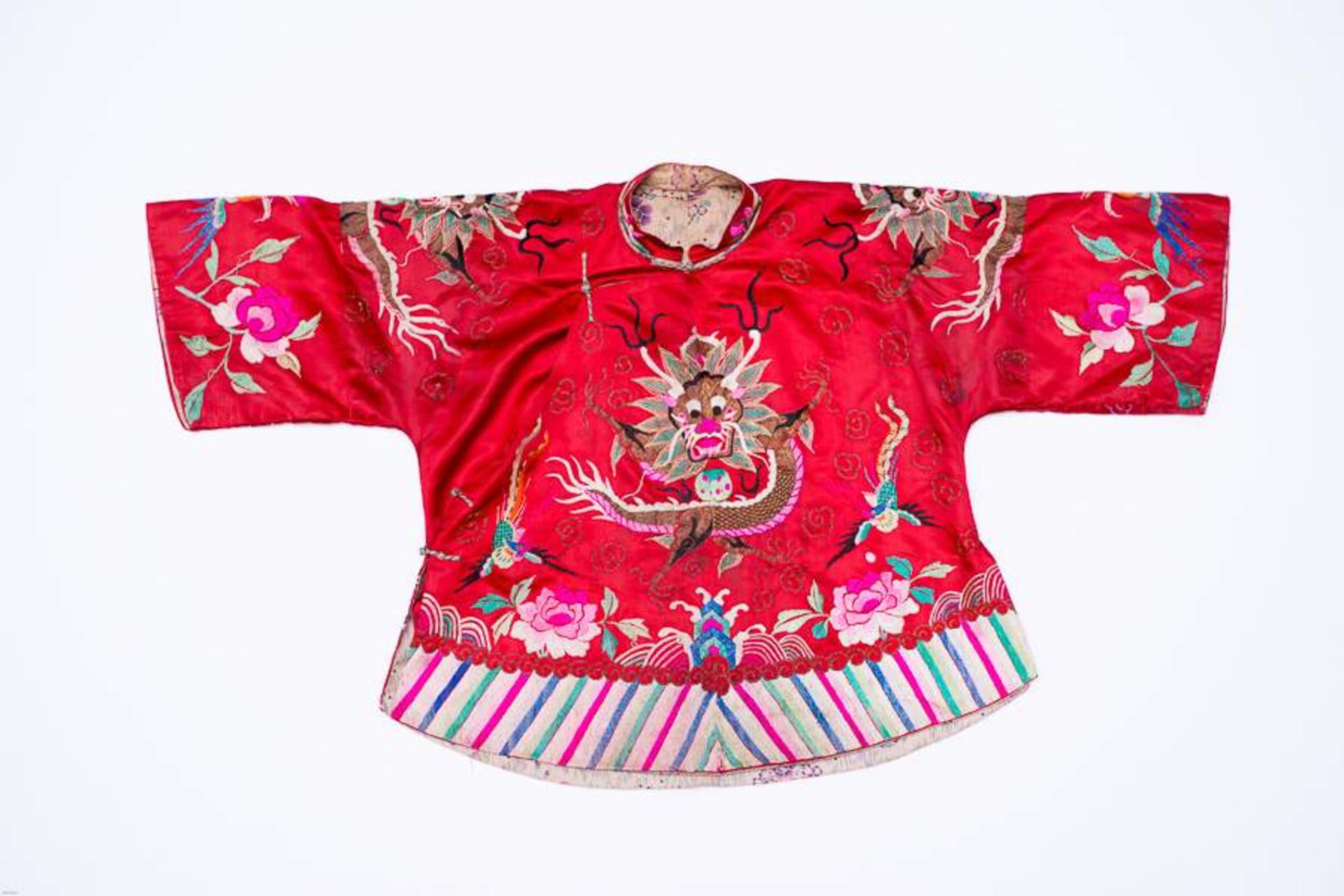 HÖFISCHE SEIDENJACKE MIT DRACHENMOTIVEN Seide. China ca. um 1900 Schwere Seide mit