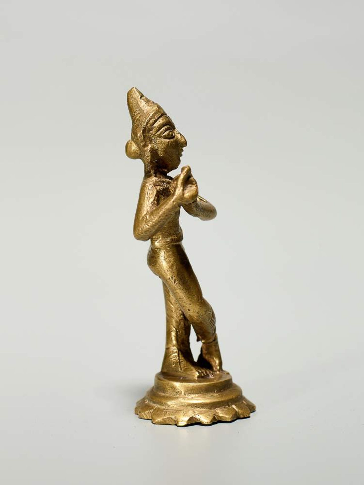 AUF FLÖTE SPIELENDER KRISHNA Bronze. Volkskunst Indien, Kashmir, ca. 19. Jh. Krishna, Inkarnation - Image 4 of 11