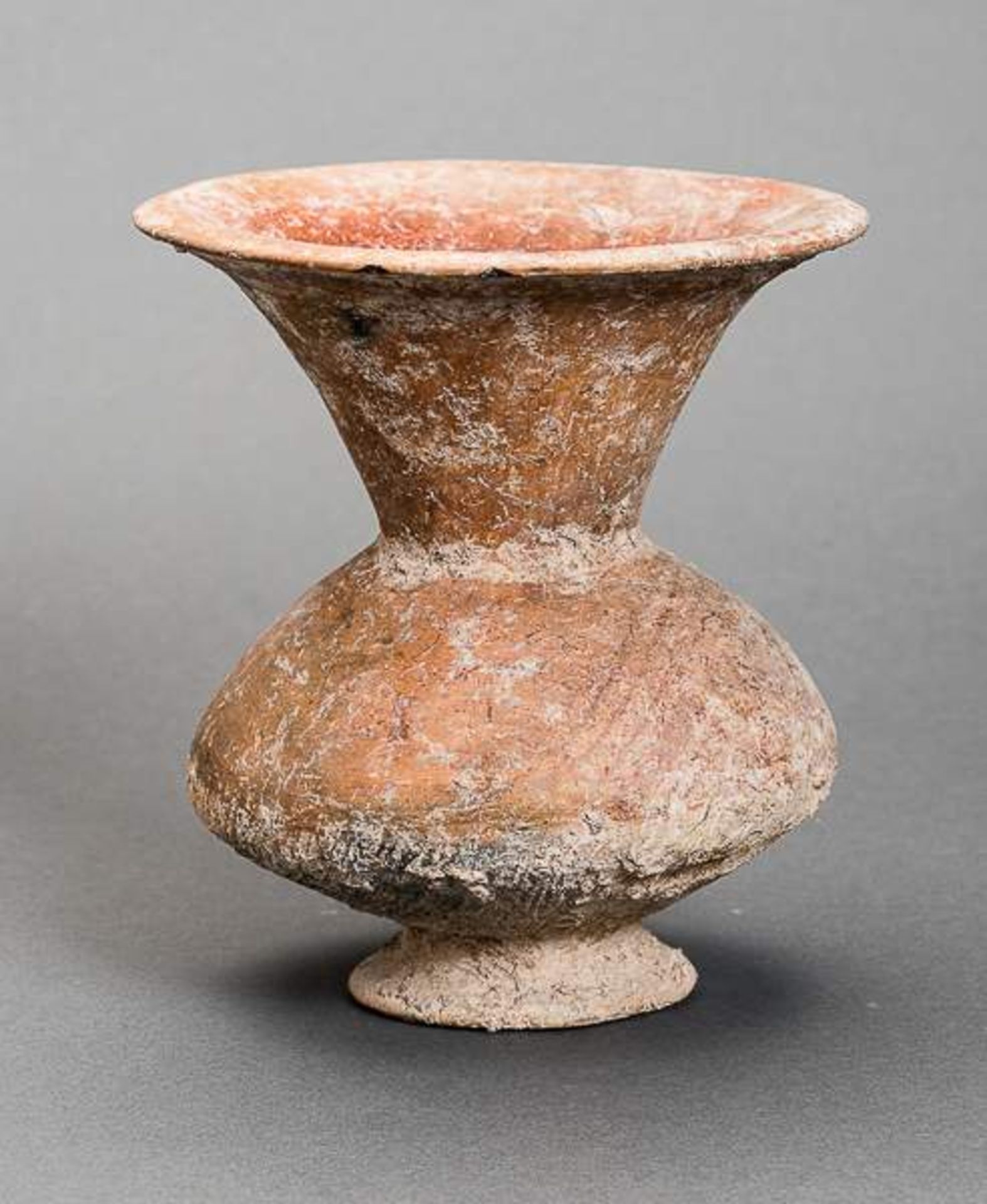 KELCHFÖRMIGES ARCHAISCHES GEFÄSS Bemalte Keramik. Ban Chiang, späte neolithische Zeit Schöne,