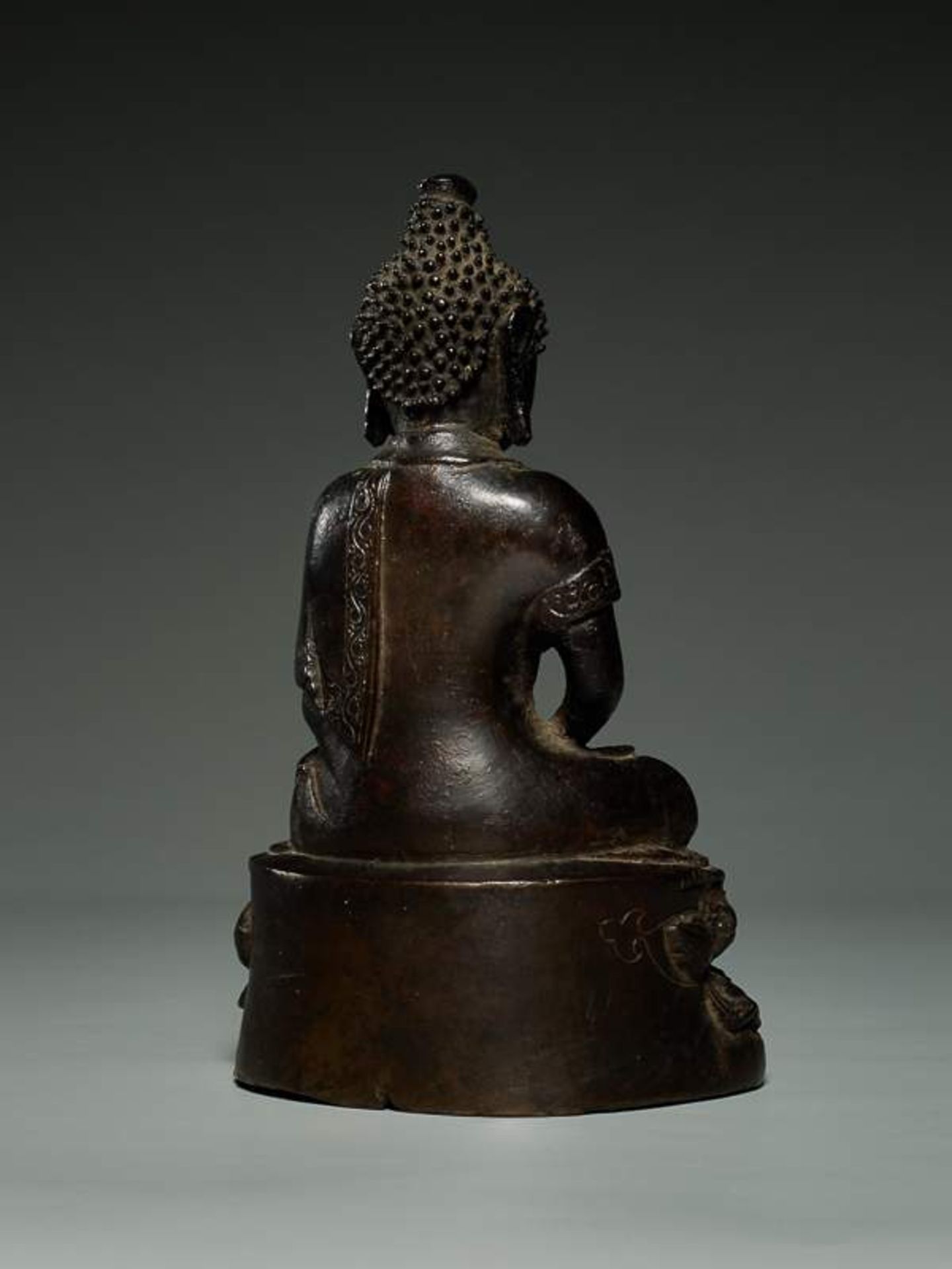 BUDDHA SHAKYAMUNI Bronze. China, Qing, ca. 18. Jh. Shakyamuni, in China Shijiamouni genannt, sitzt - Image 10 of 11