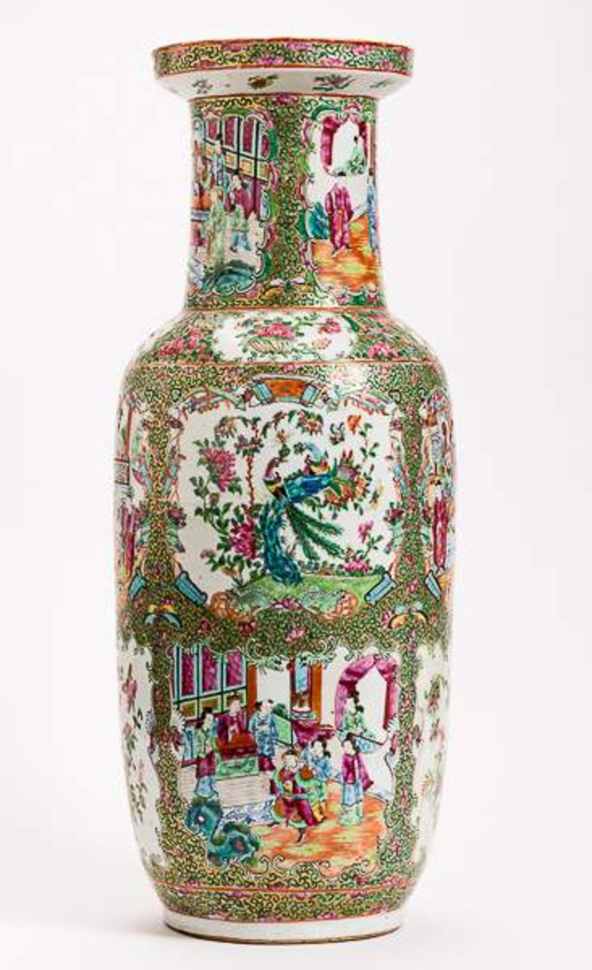 HOHE VASE MIT FIGURALEN SZENEN UND BLÜTEN Famille Rose-Porzellan mit Emailfarben und Gold. China,