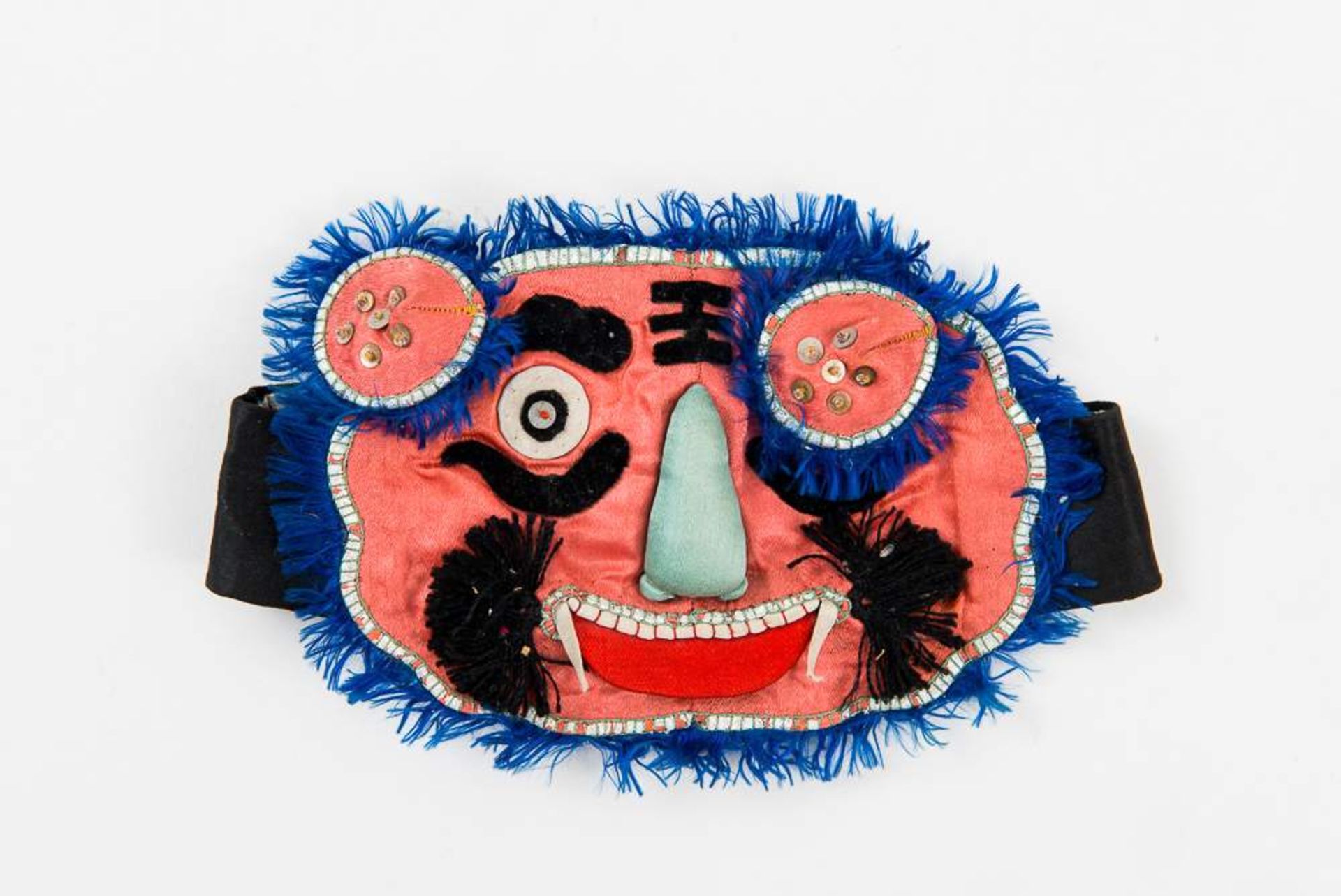 KINDERSTIRNBAND MIT DER MASKE EINES RÄUBERS Seide. China, Qing, 19.  Anfang 20. Jh. HÖHE 9,5 CM;