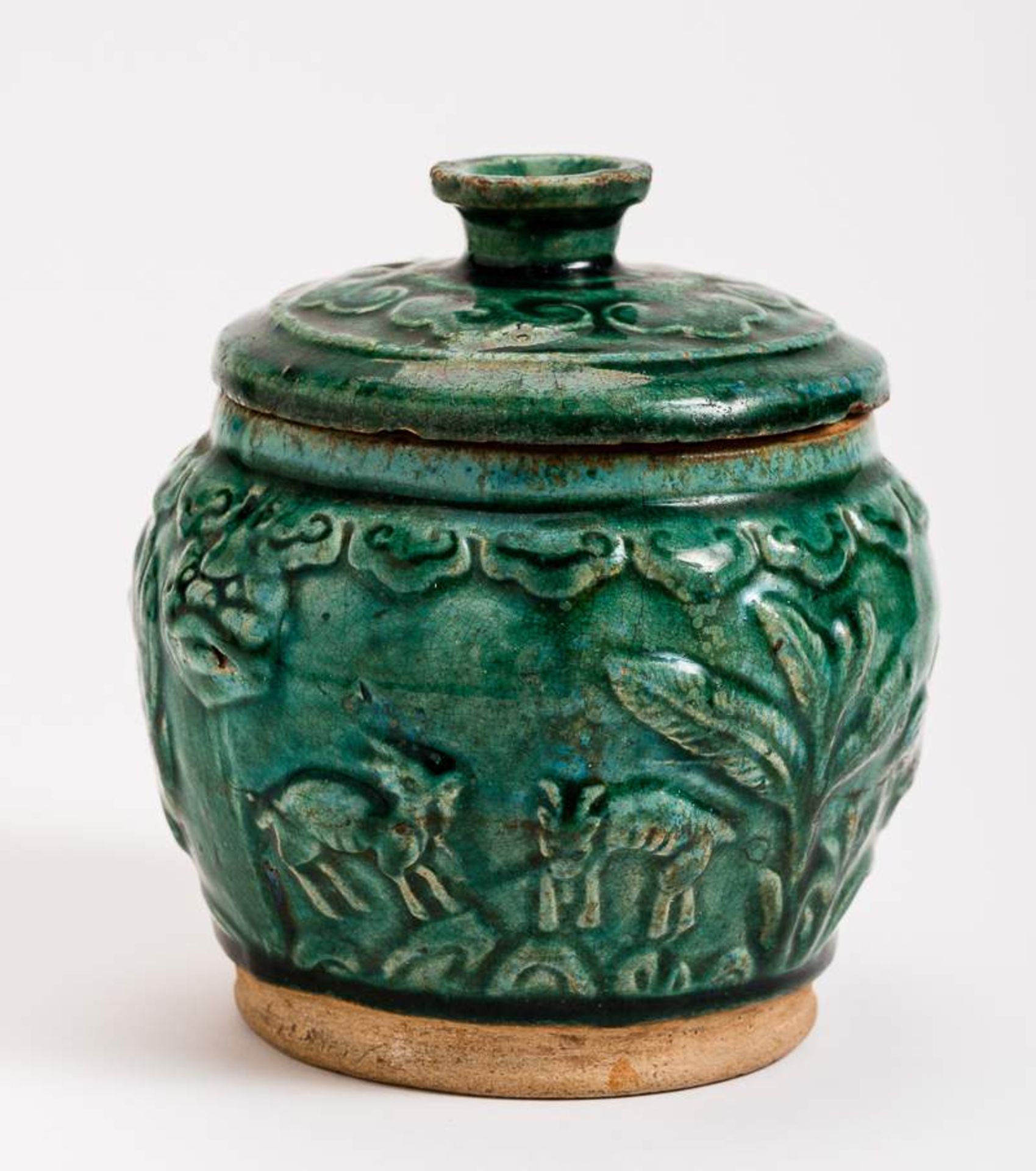 DECKELTOPF MIT ZIEGEN UND DRACHEN Grün glasierte Keramik. China, Qing, vermutlich 17. Jh.