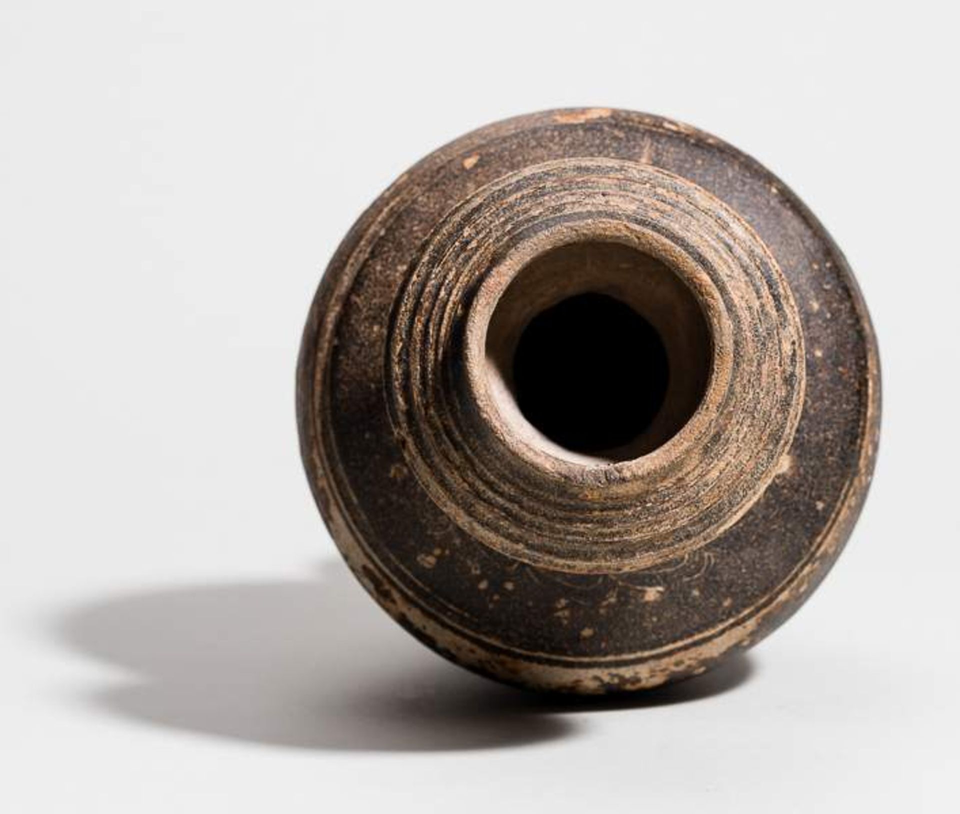 VASENFÖRMIGES GEFÄSS Keramik. Kambodscha, Altes Königreich Khmer, 11. bis 12. Jh. Seltener Typus, - Image 10 of 11