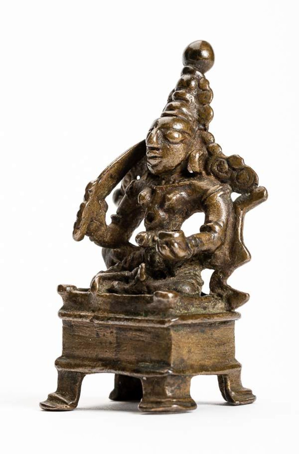 DIE GÖTTIN KALI Bronze. Volkskunst Indien, Bengalen, ca. 18. Jh. Auf einem rechteckigen Sockel mit - Image 7 of 11