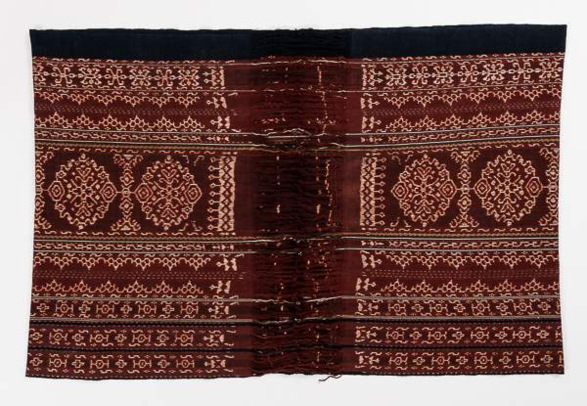 ANTIKER IKAT Baumwolle. Indonesien. 1. Hälfte 20. Jh. Länge 260 cm, Breite 90 cm Ikat ist - Image 2 of 3