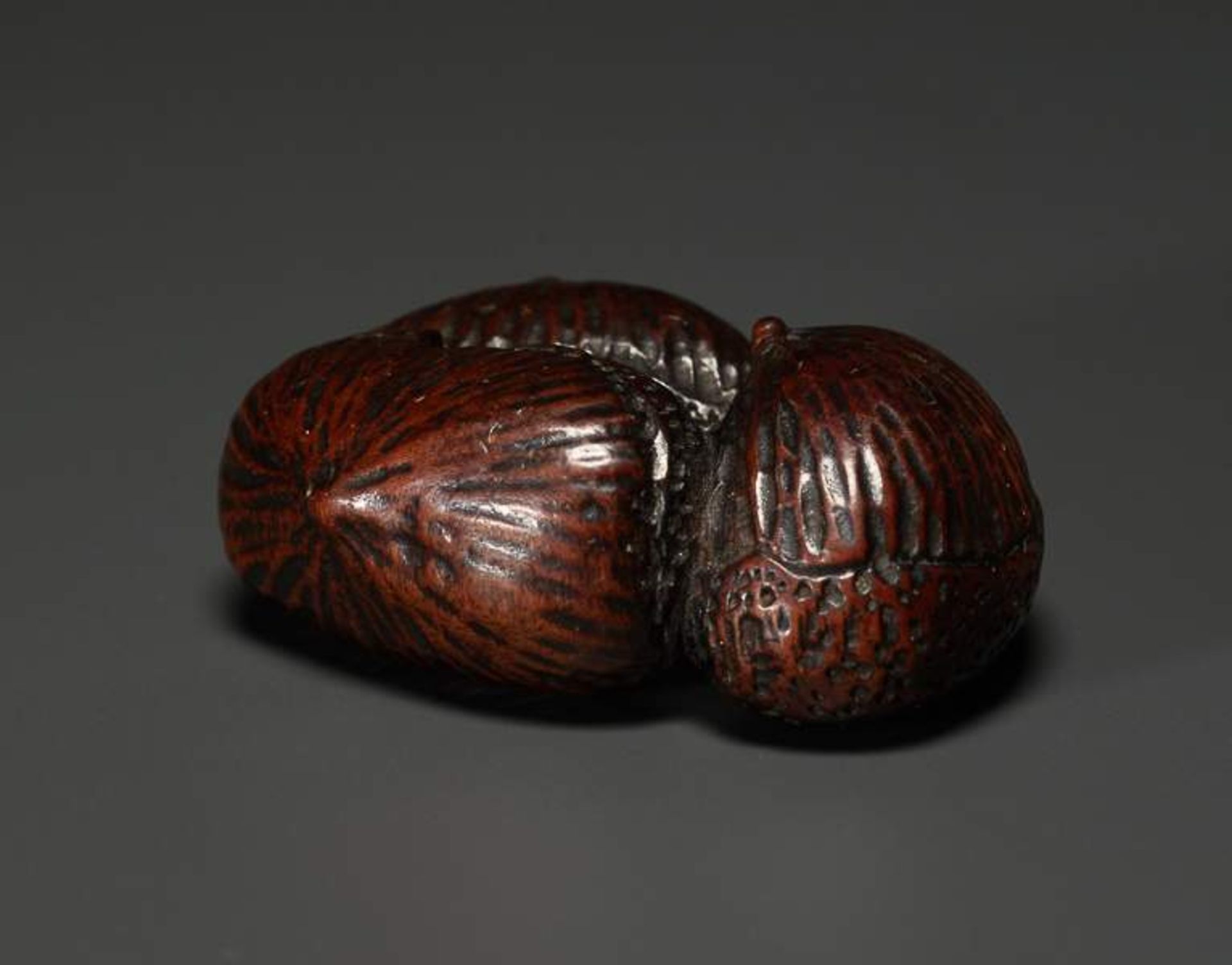 DREI KASTANIEN KURI Netsuke, Holz. Japan, 19. Jh. Diese Edelkastanien sind ein Sinnbild des - Image 6 of 9